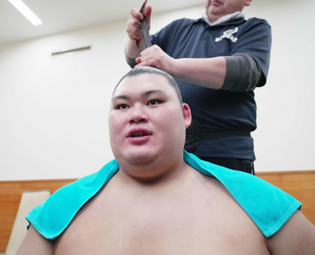 支度部屋でまげを整える大の里