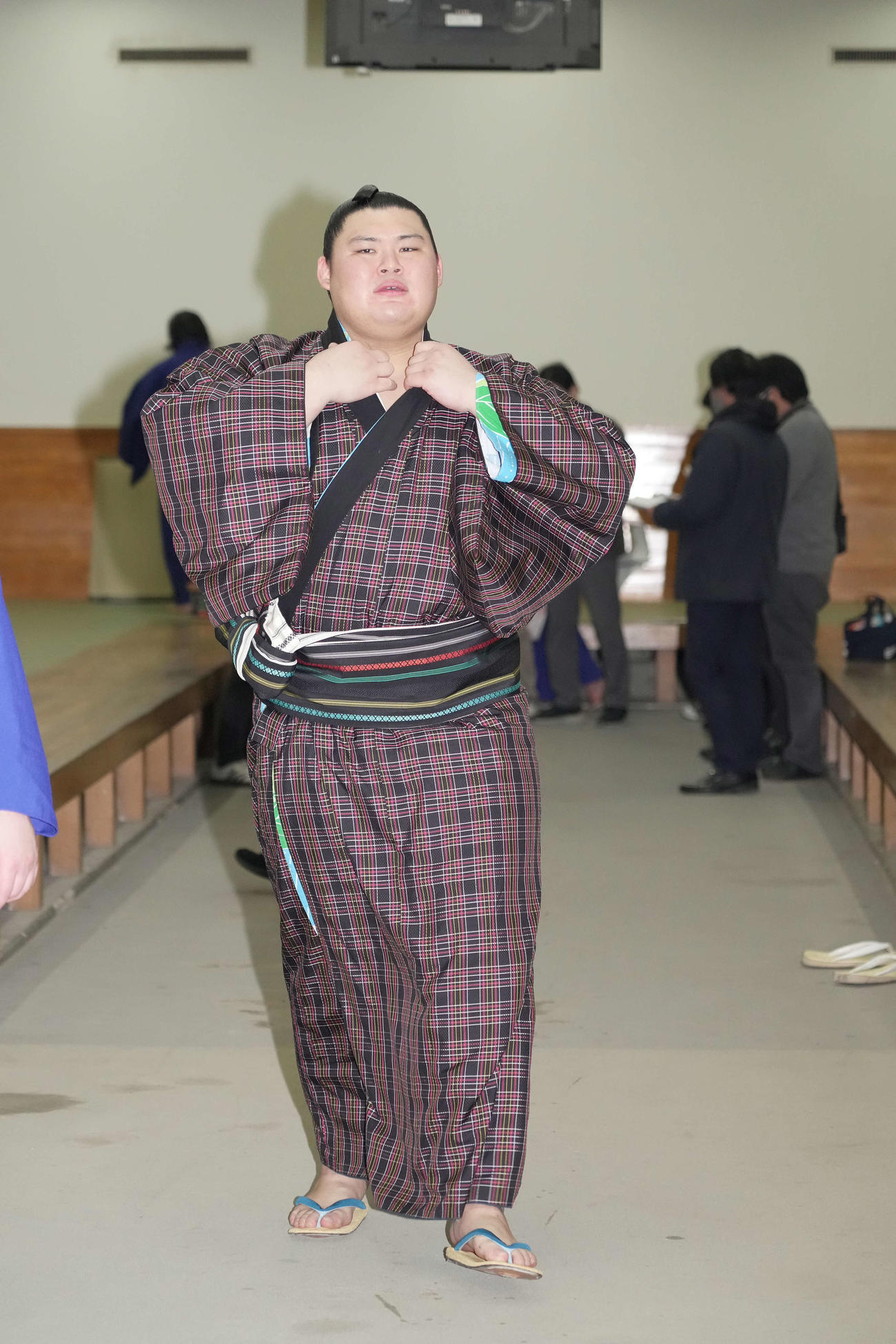 支度部屋から引き揚げる大の里