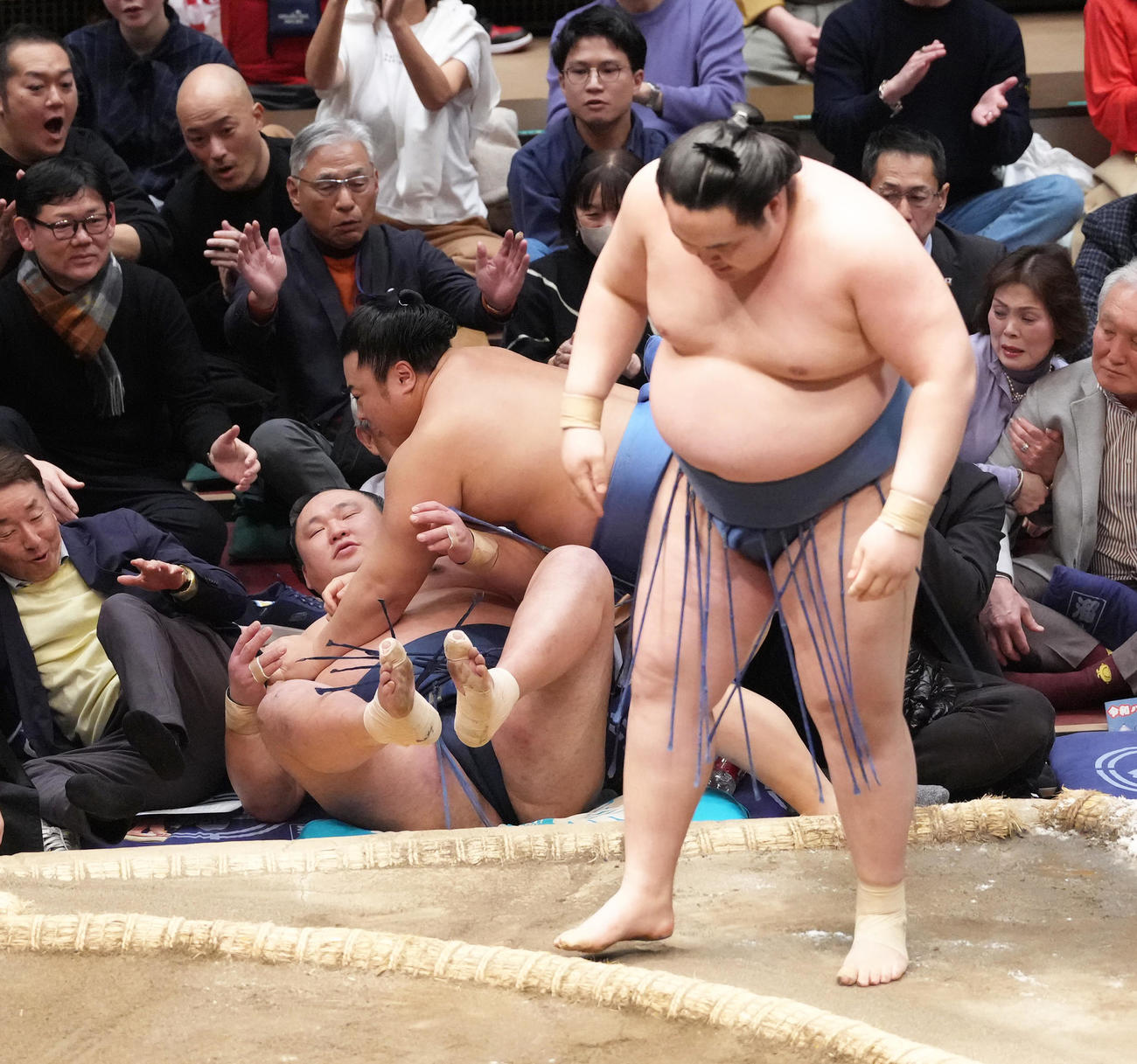 阿武剋（右）を寄り切りで破った翔猿（中央）は勢い余って土俵下に落ちる（撮影・足立雅史）