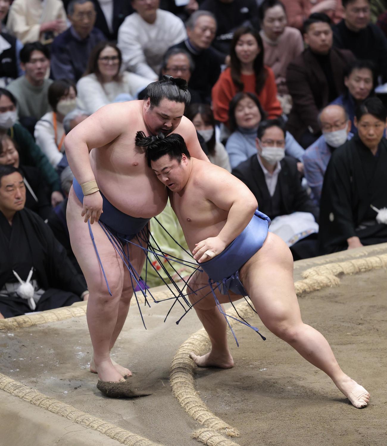 阿武剋（左）を寄り切りで破る翔猿（撮影・河田真司）