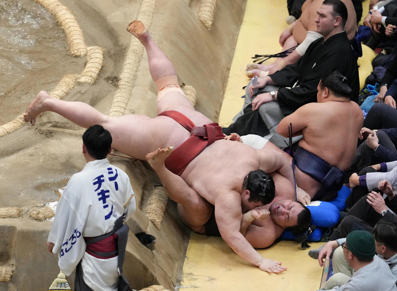 熱海富士（左）は霧島を浴びせ倒しで破る（撮影・小沢裕）