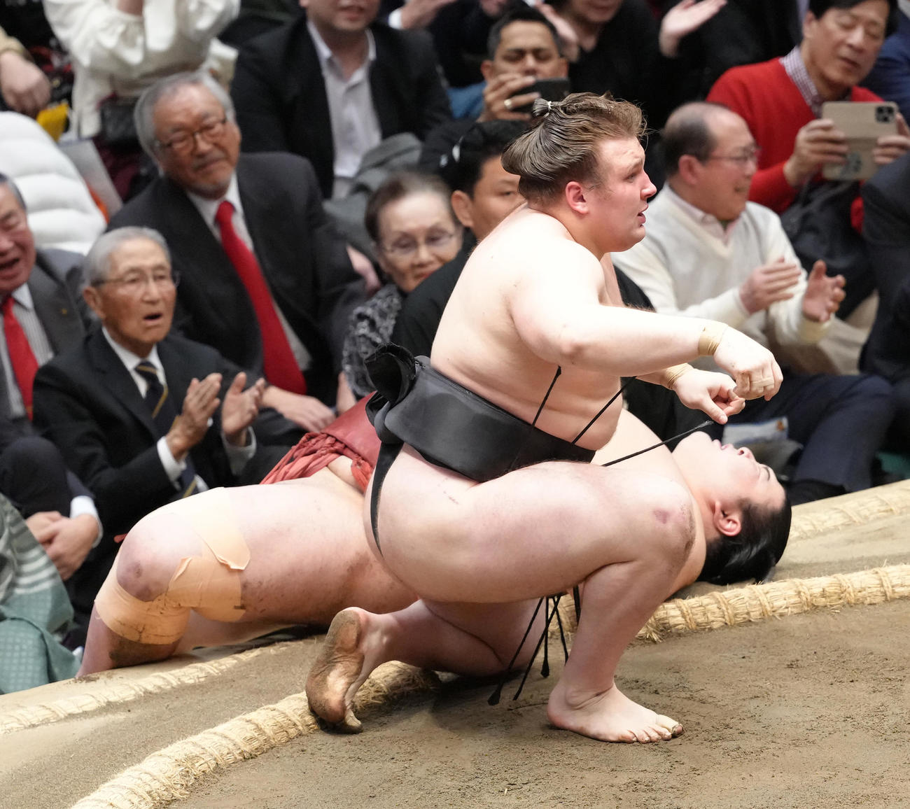 熱海富士（後方）を首投げで破った安青錦（撮影・足立雅史）