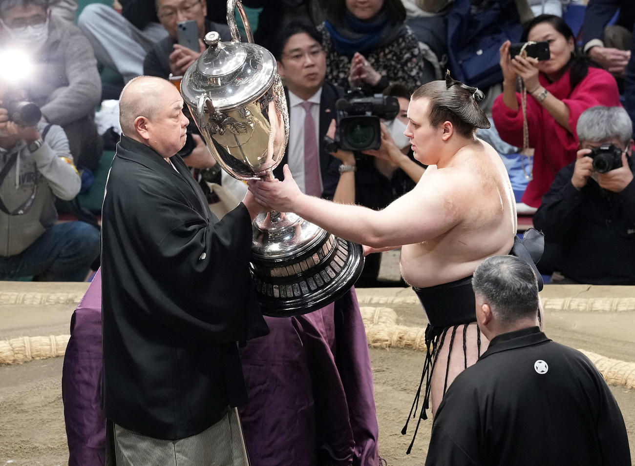 八角理事長から優勝杯を授与される安青錦撮影・たえ見朱実）
