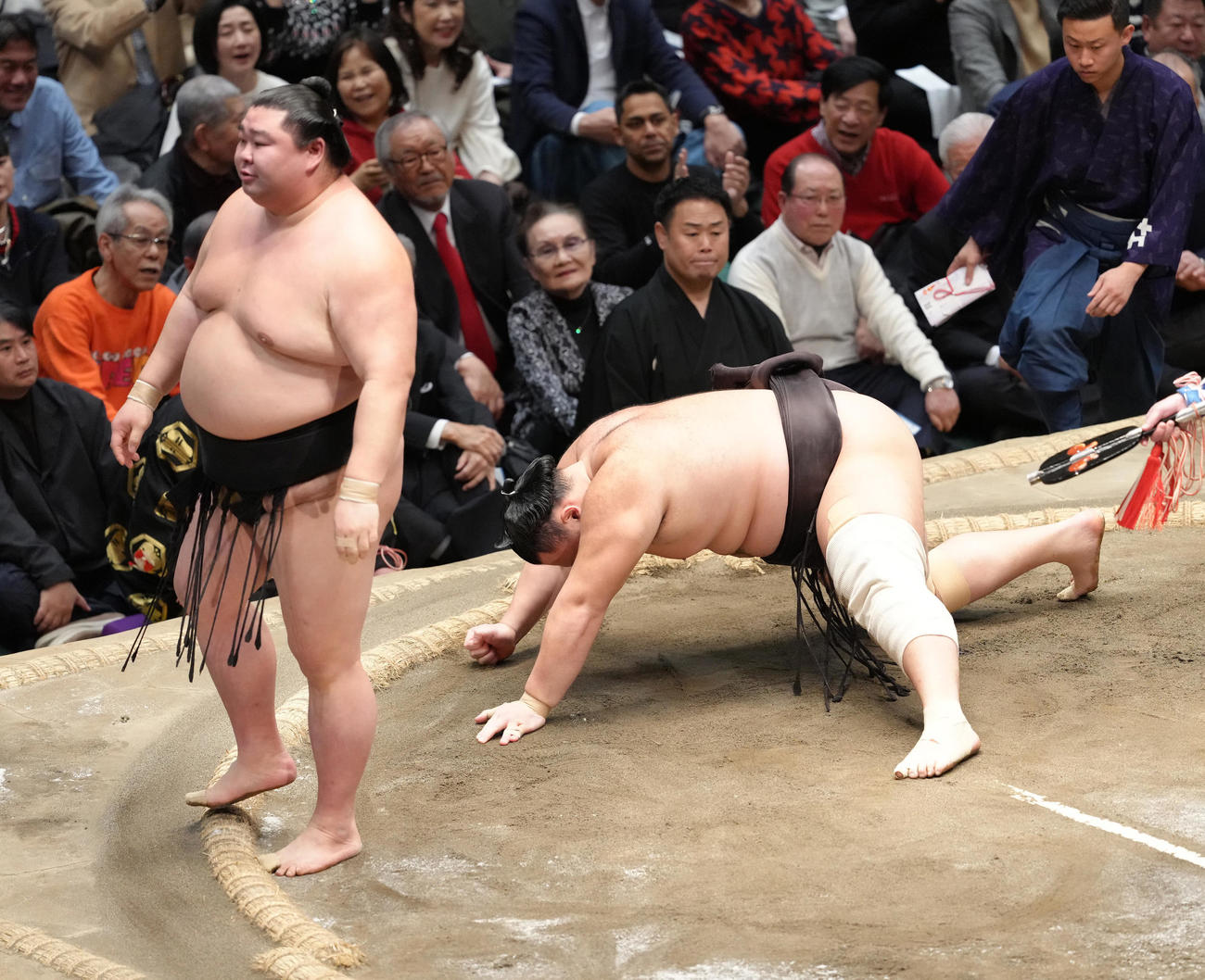 正代（左）に肩透かしで敗れた朝乃山（撮影・足立雅史）