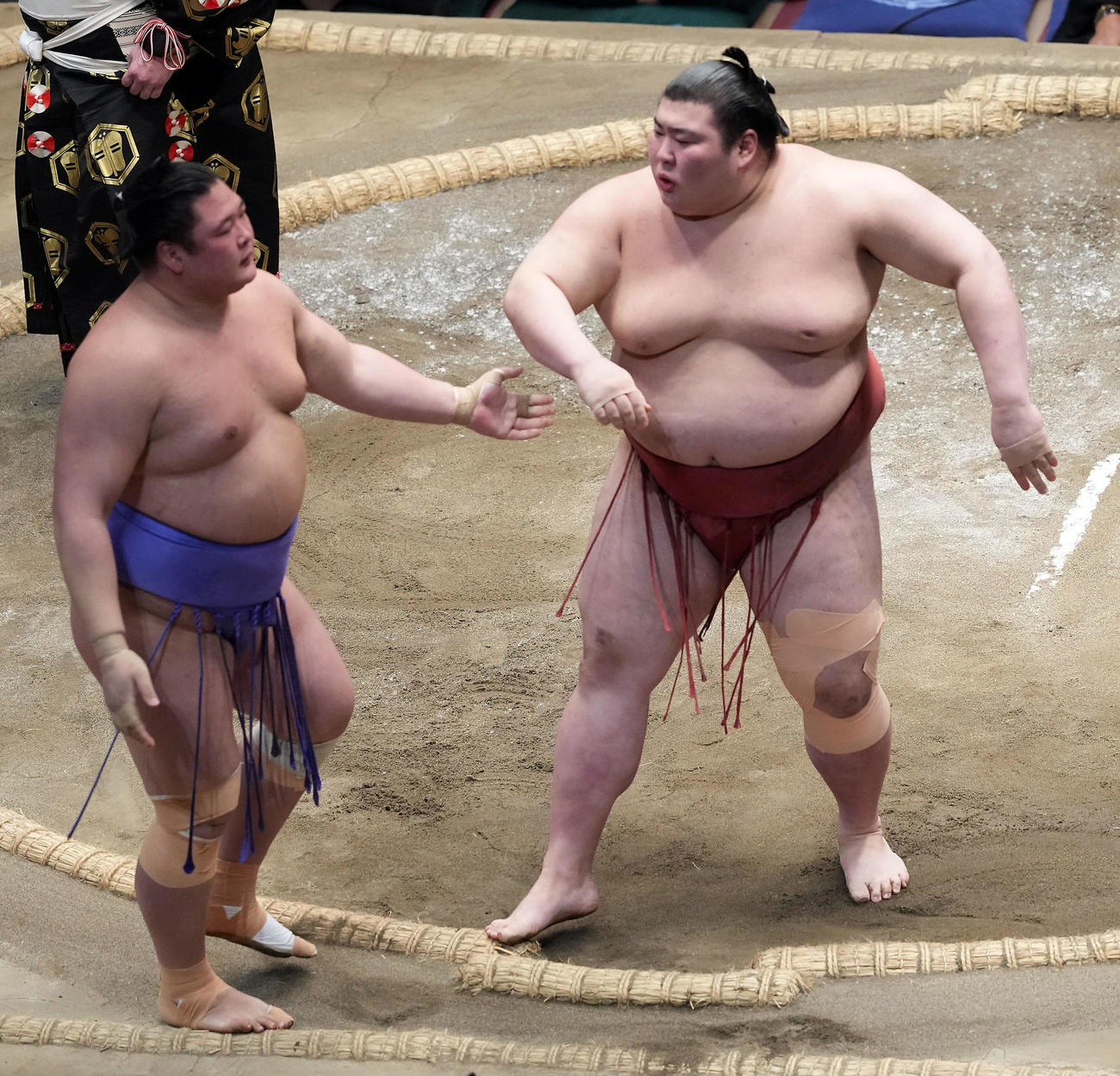 欧勝海に寄り切りで勝った熱海富士（撮影・たえ見朱実）