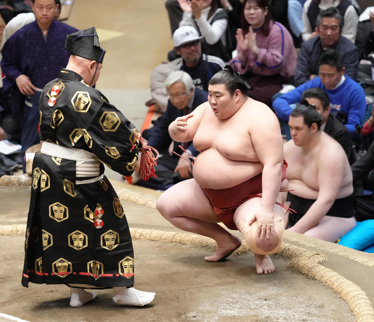欧勝海を寄り切りで破った熱海富士（撮影・足立雅史）