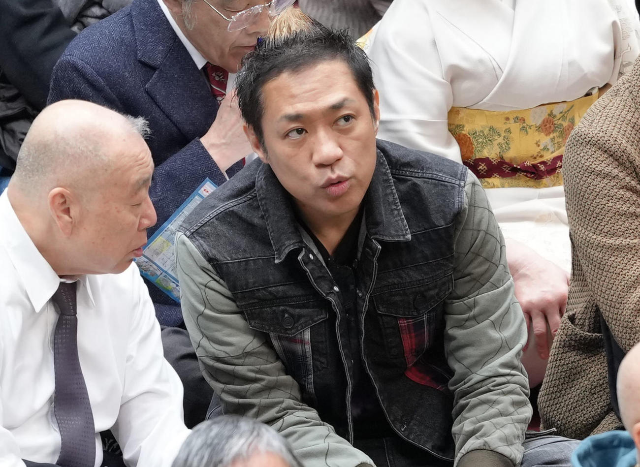 観戦するはなわ（右）（撮影・足立雅史）