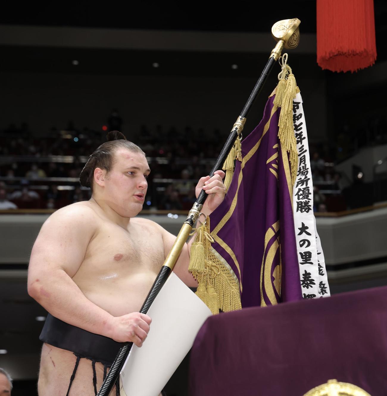 優勝旗を受け取る安青錦（撮影・河田真司）