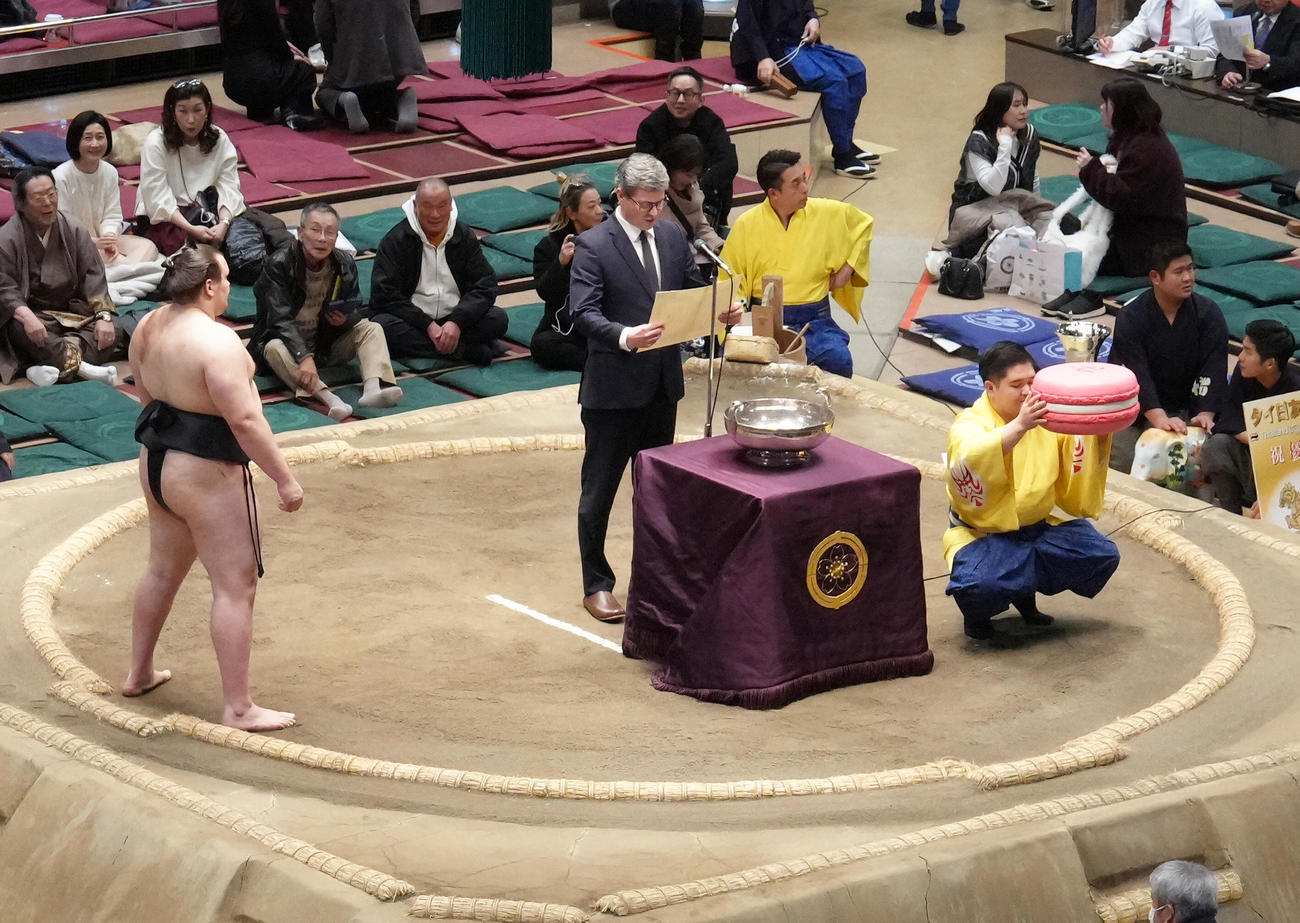優勝した安青錦に贈られた日仏友好杯。右は副賞のマカロンの置物（撮影・足立雅史）