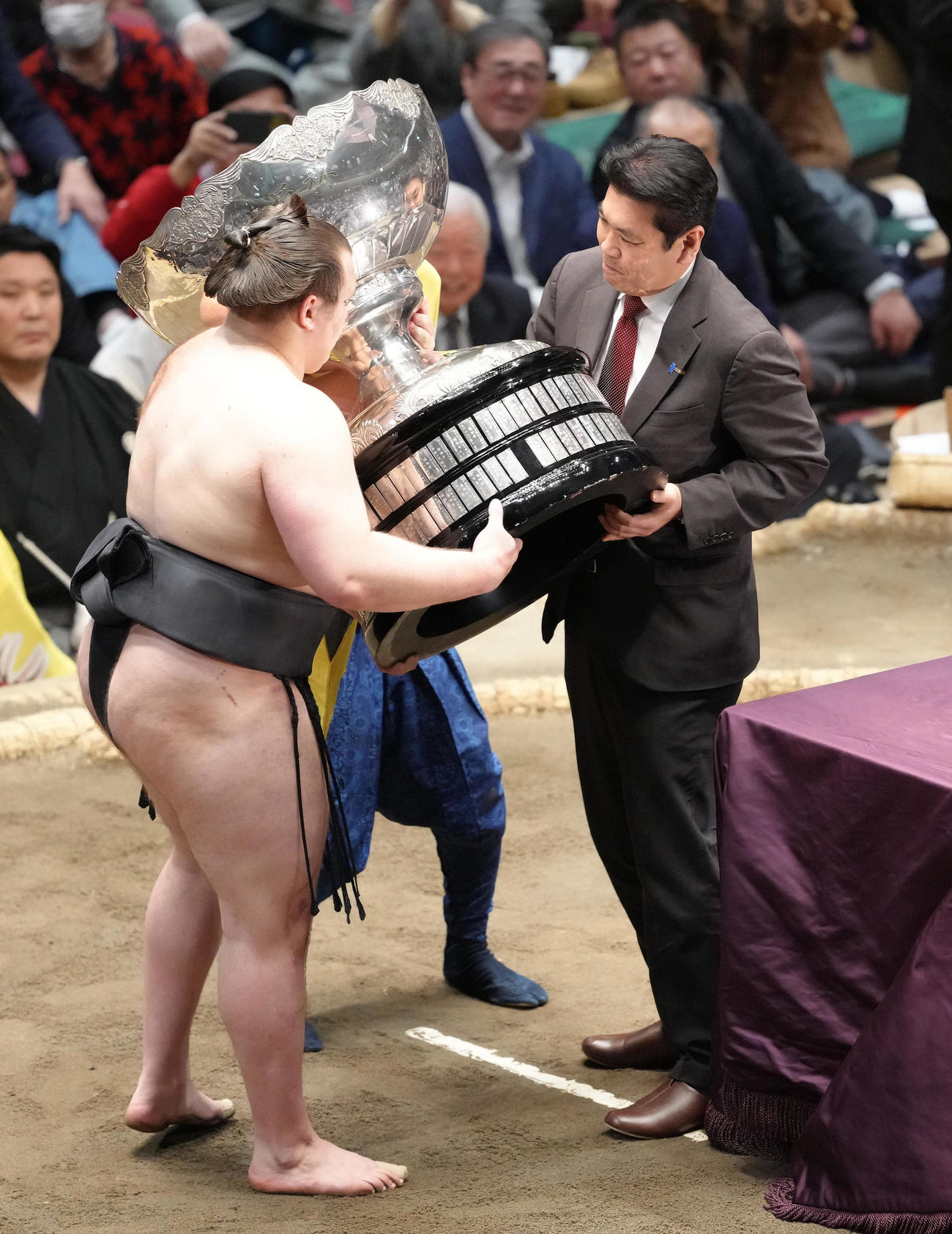 安青錦に内閣総理大臣杯を渡す文部科学大臣の松本洋平氏（撮影・足立雅史）