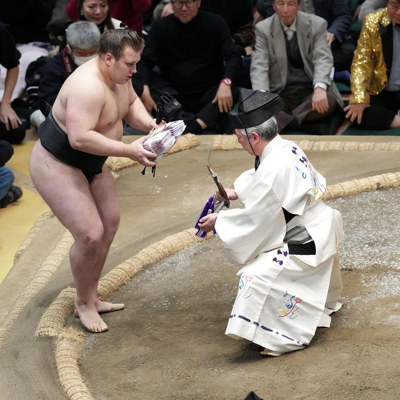 琴桜に勝ち懸賞金を手にする安青錦（撮影・たえ見朱実）