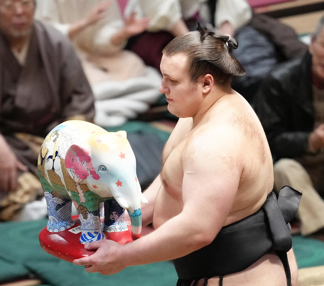 優勝した安青錦はタイ日友好杯を受け取る（撮影・足立雅史）