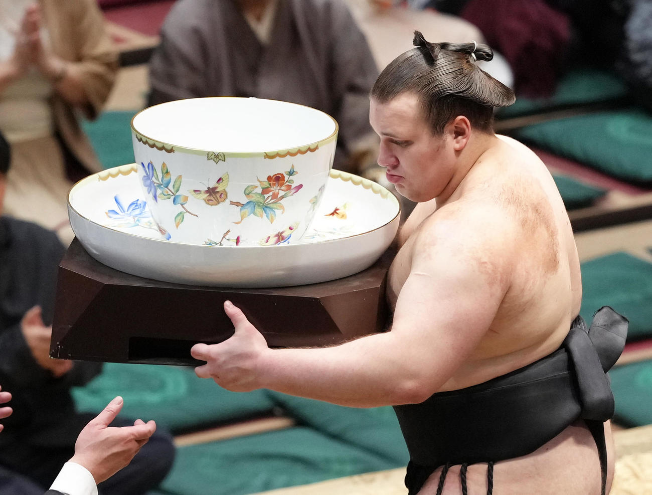 優勝した安青錦はハンガリー国友好杯を受け取る（撮影・足立雅史）