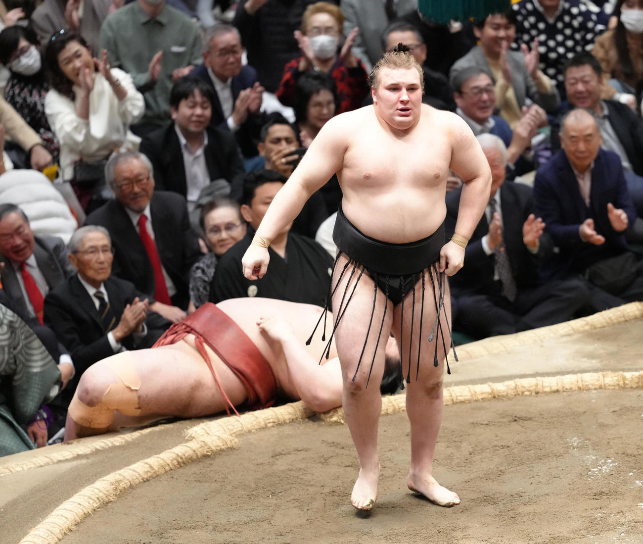 熱海富士（後方）を首投げで破った安青錦（撮影・足立雅史）