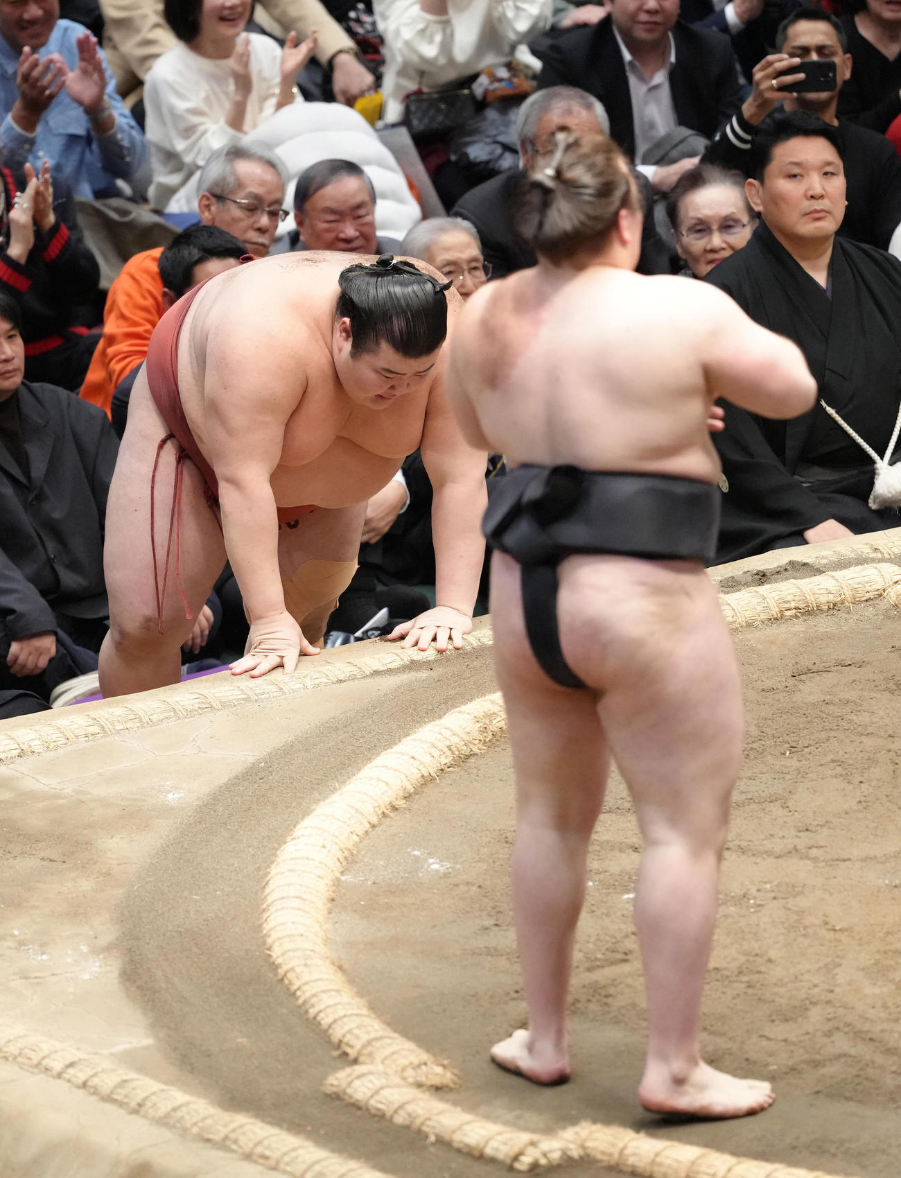 熱海富士（左）は首投げで安青錦に敗れる（撮影・足立雅史）