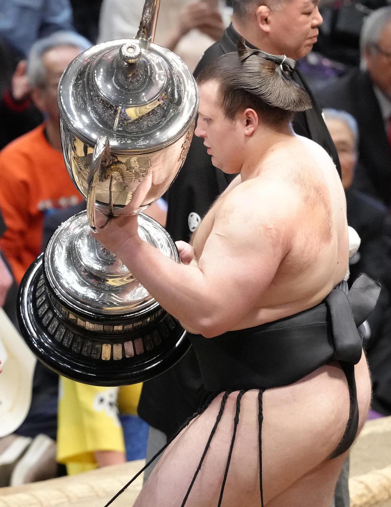 優勝賜杯を手にする安青錦（撮影・足立雅史）