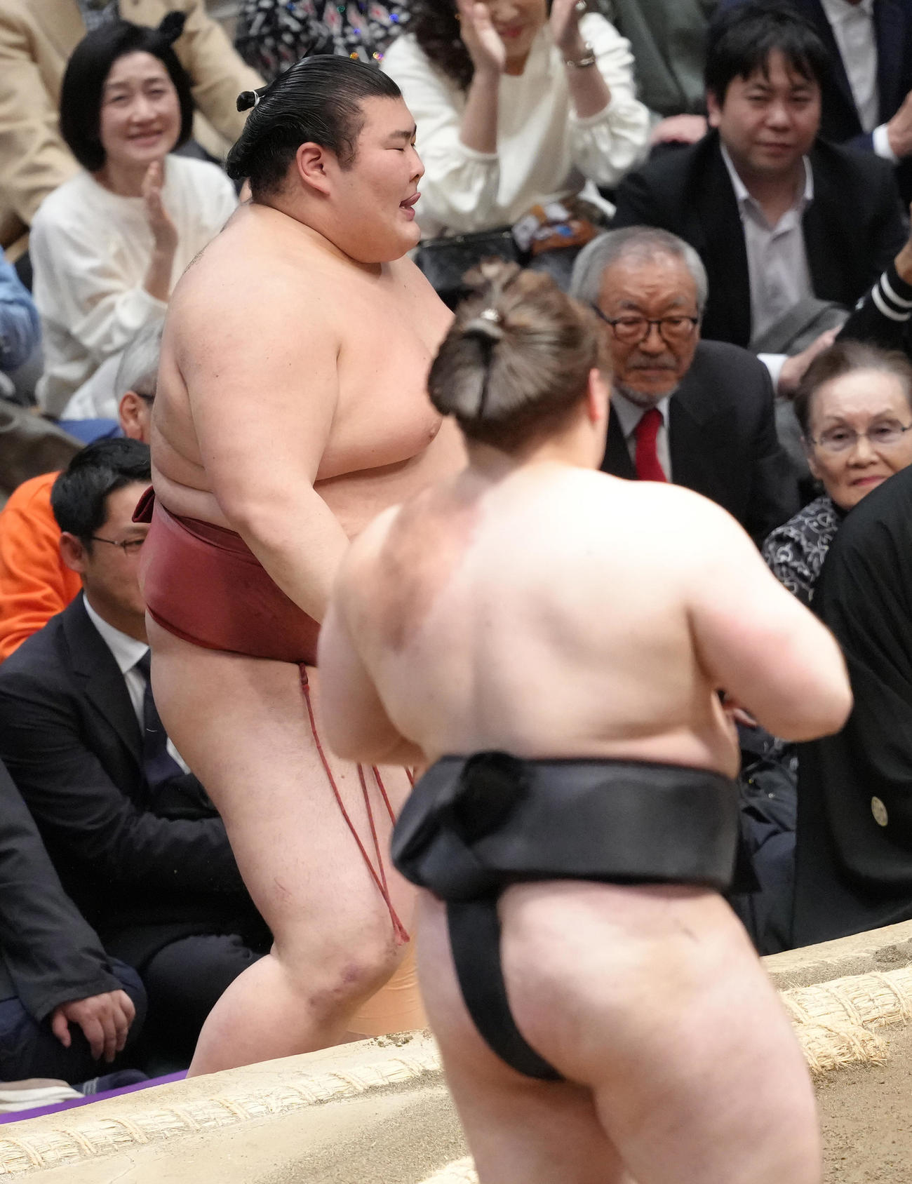 熱海富士（左）は首投げで安青錦に敗れる（撮影・足立雅史）