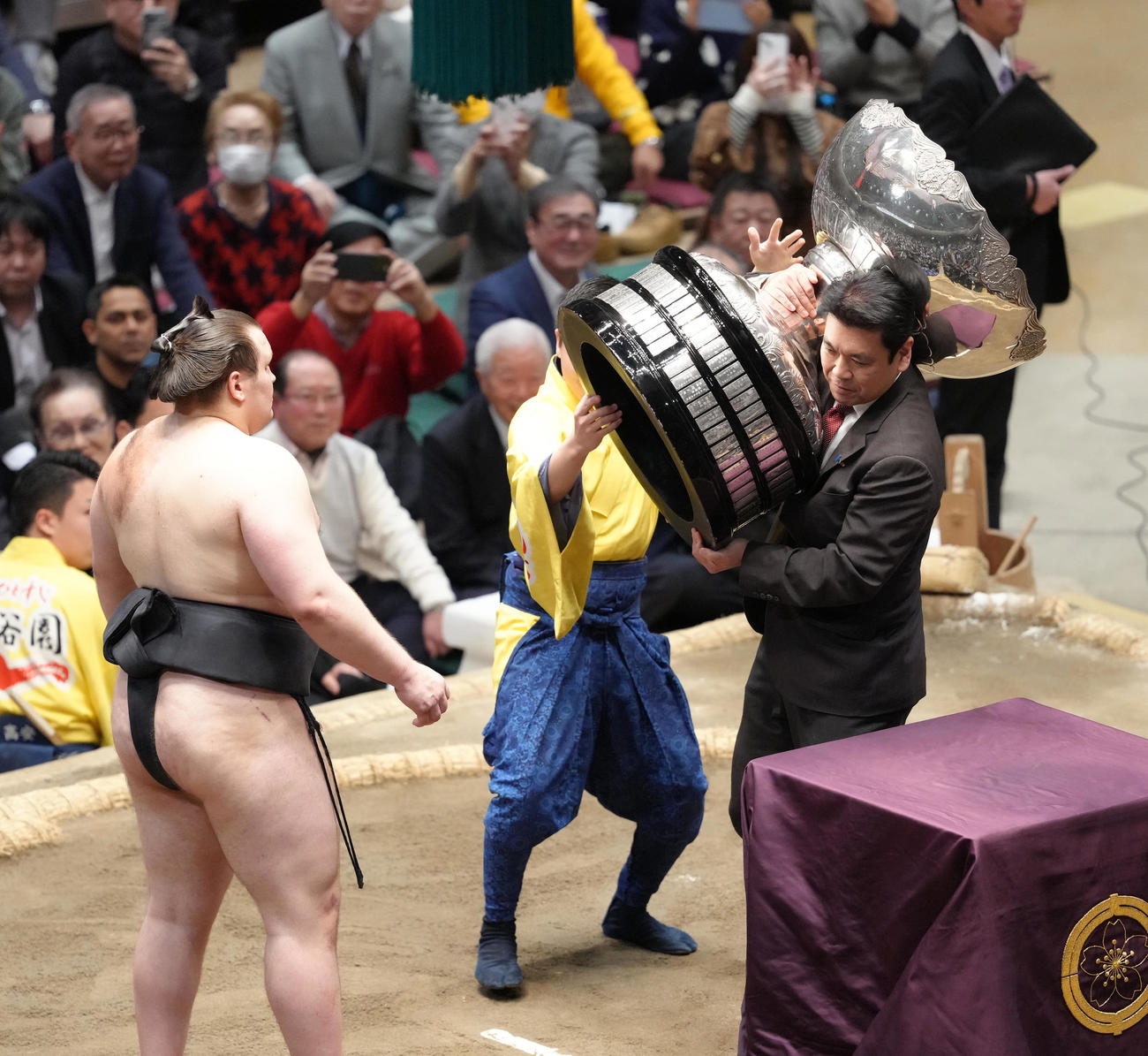 安青錦に内閣総理大臣杯を渡す文部科学大臣の松本洋平氏（撮影・足立雅史）