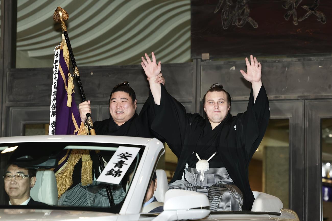 笑顔で優勝パレードに臨む安青錦（右）と旗手の若元春（撮影・河田真司）