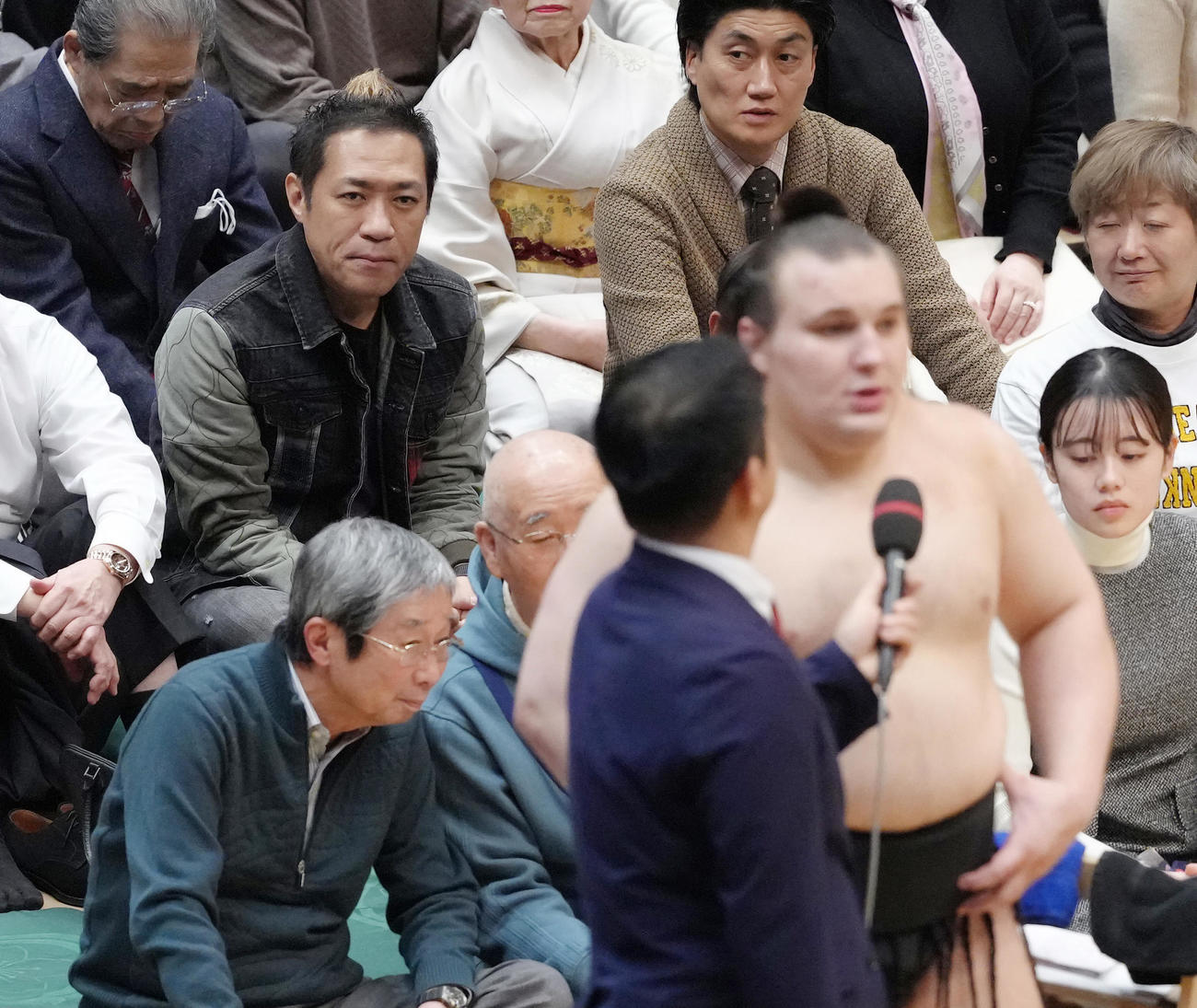 安青錦の優勝インタビューを見つめるはなわ（左）（撮影・足立雅史）