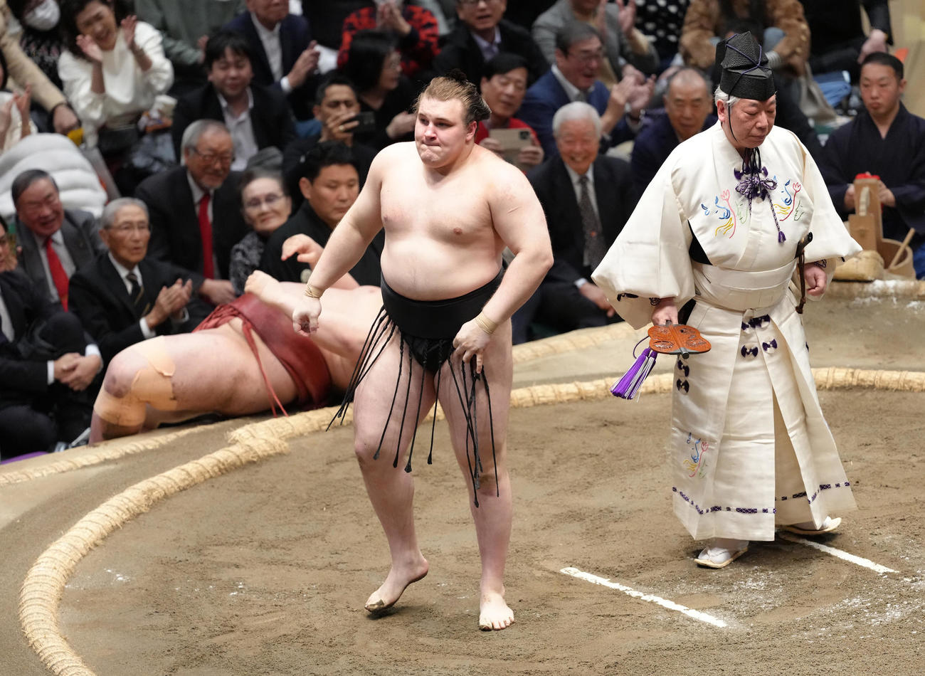 熱海富士（後方）を首投げで破った安青錦（撮影・足立雅史）