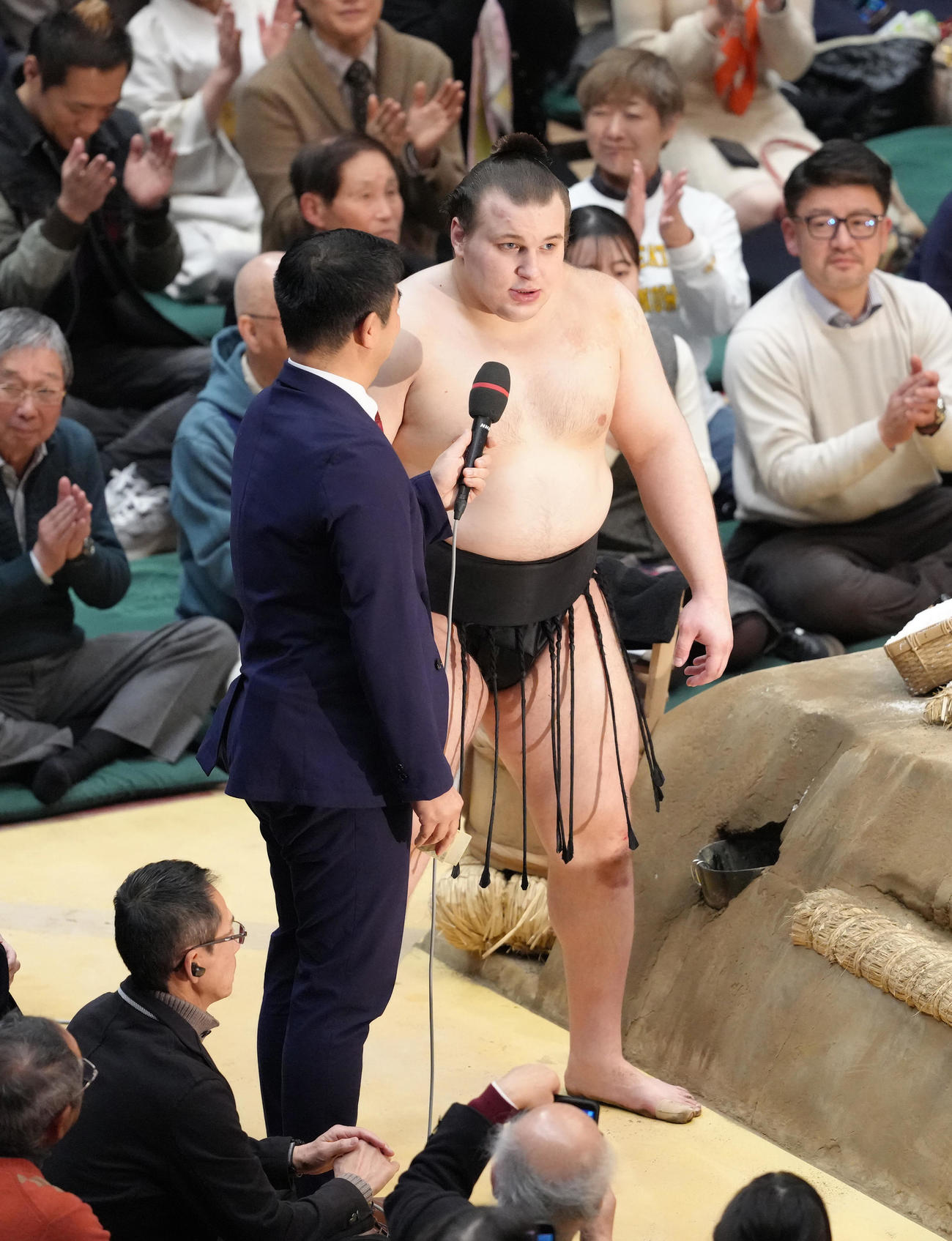 優勝インタビューに臨む安青錦（撮影・足立雅史）