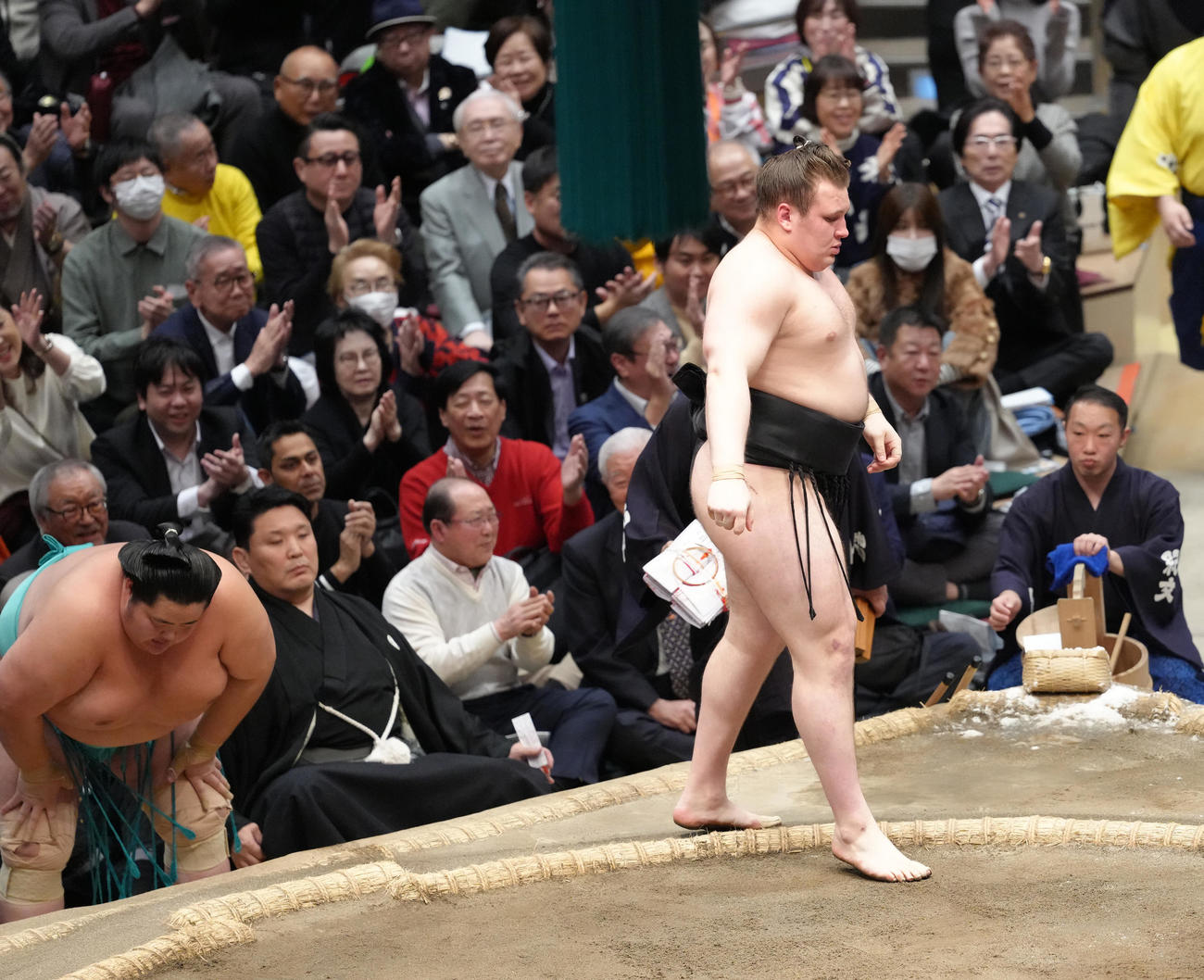 琴桜（左）を寄り切りで破る安青錦（撮影・足立雅史）