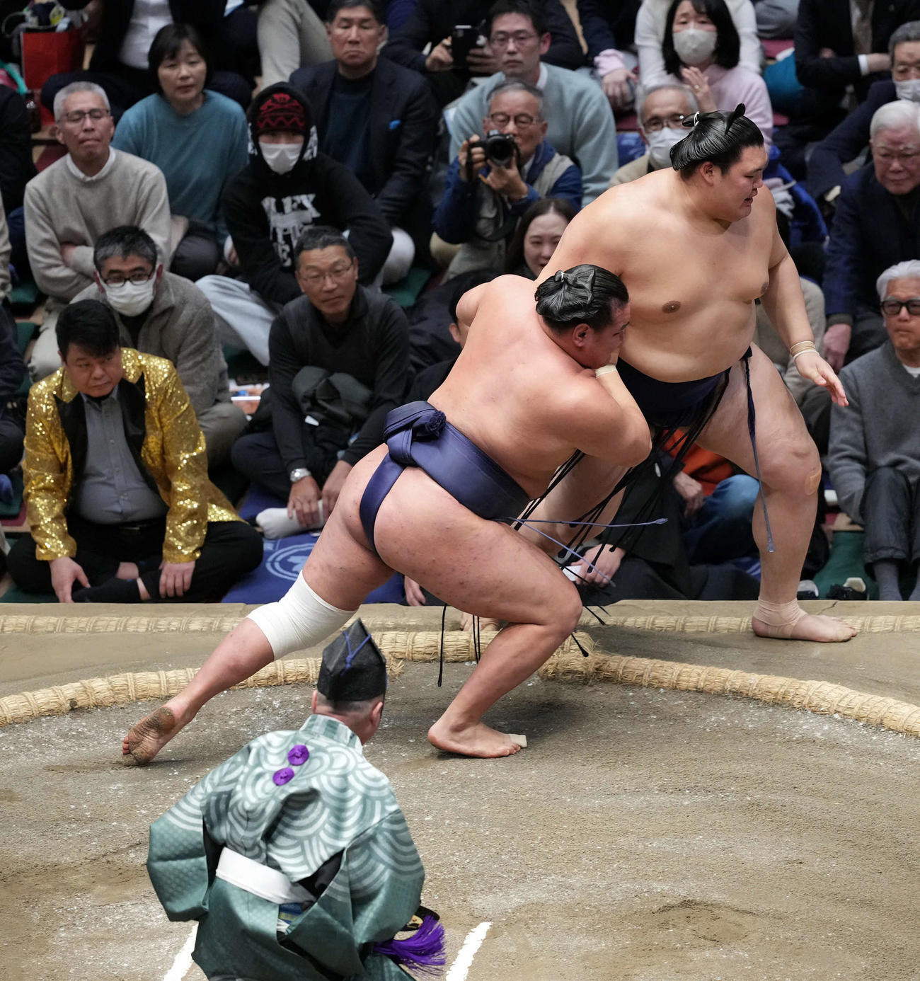 大の里を寄り切った豊昇龍（手前）（撮影・たえ見朱実）