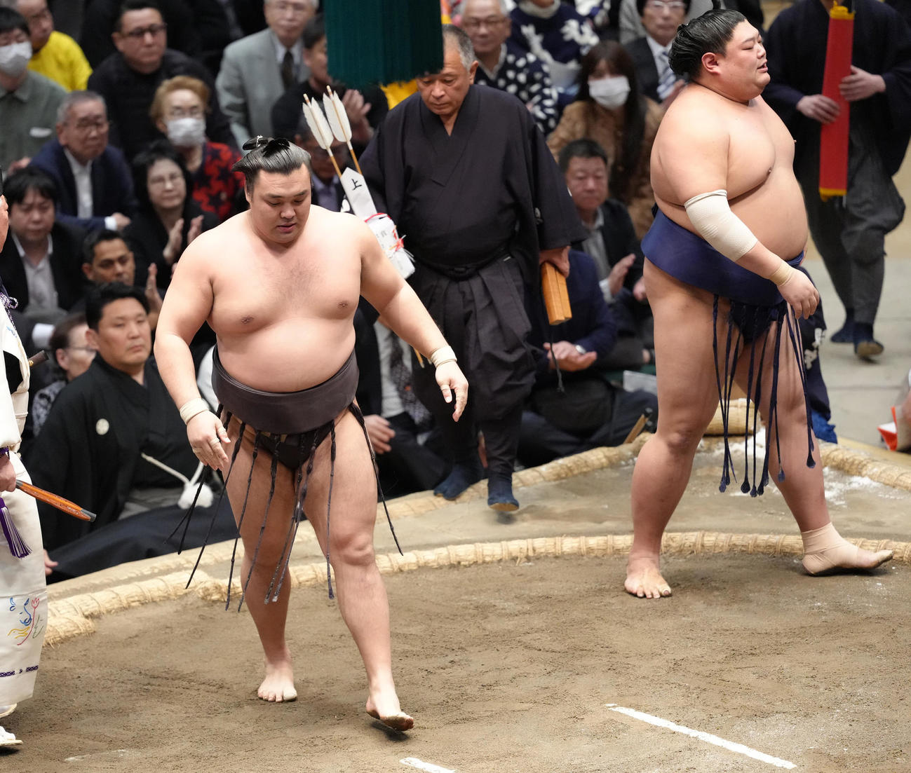 霧島（左）は寄り切りで阿炎を破る（撮影・足立雅史）