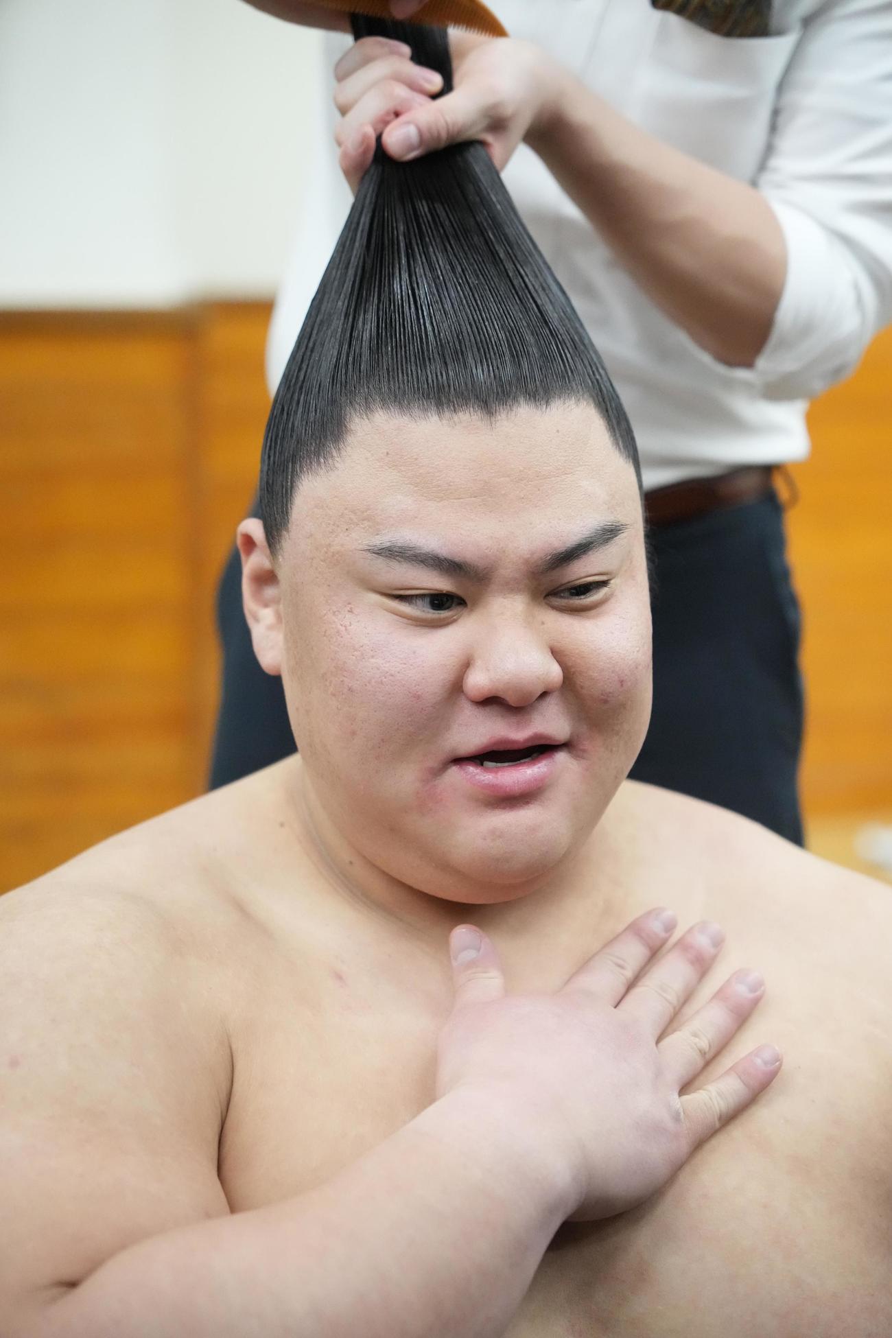 支度部屋で取材に応える義ノ富士（撮影・小沢裕）