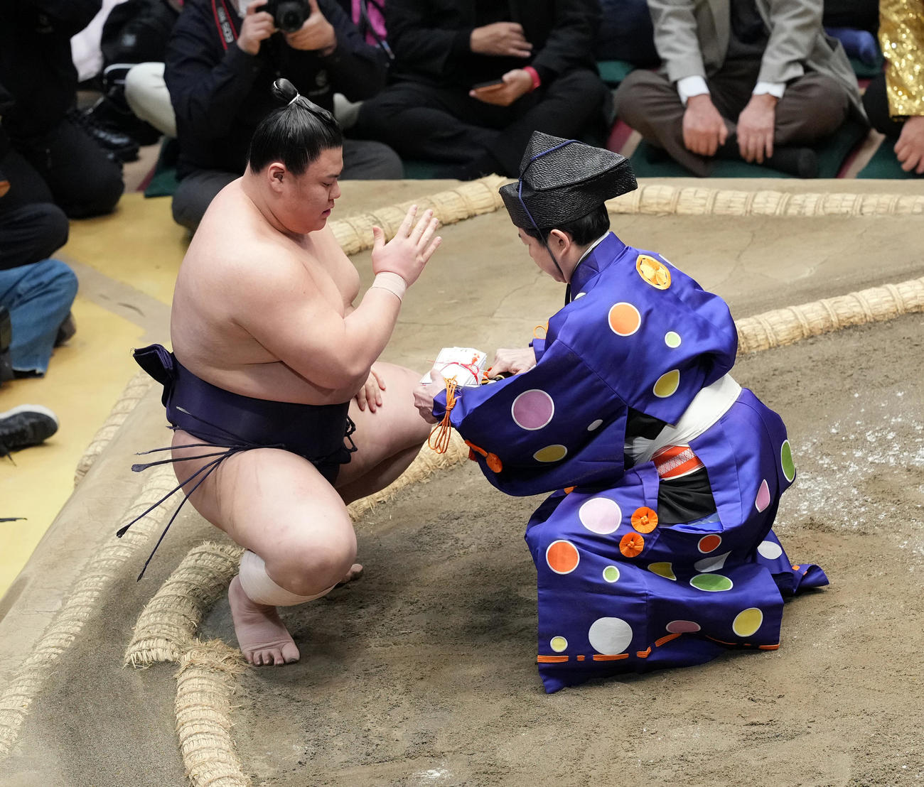 欧勝馬に押し出しで勝った義ノ富士（撮影・たえ見朱実）