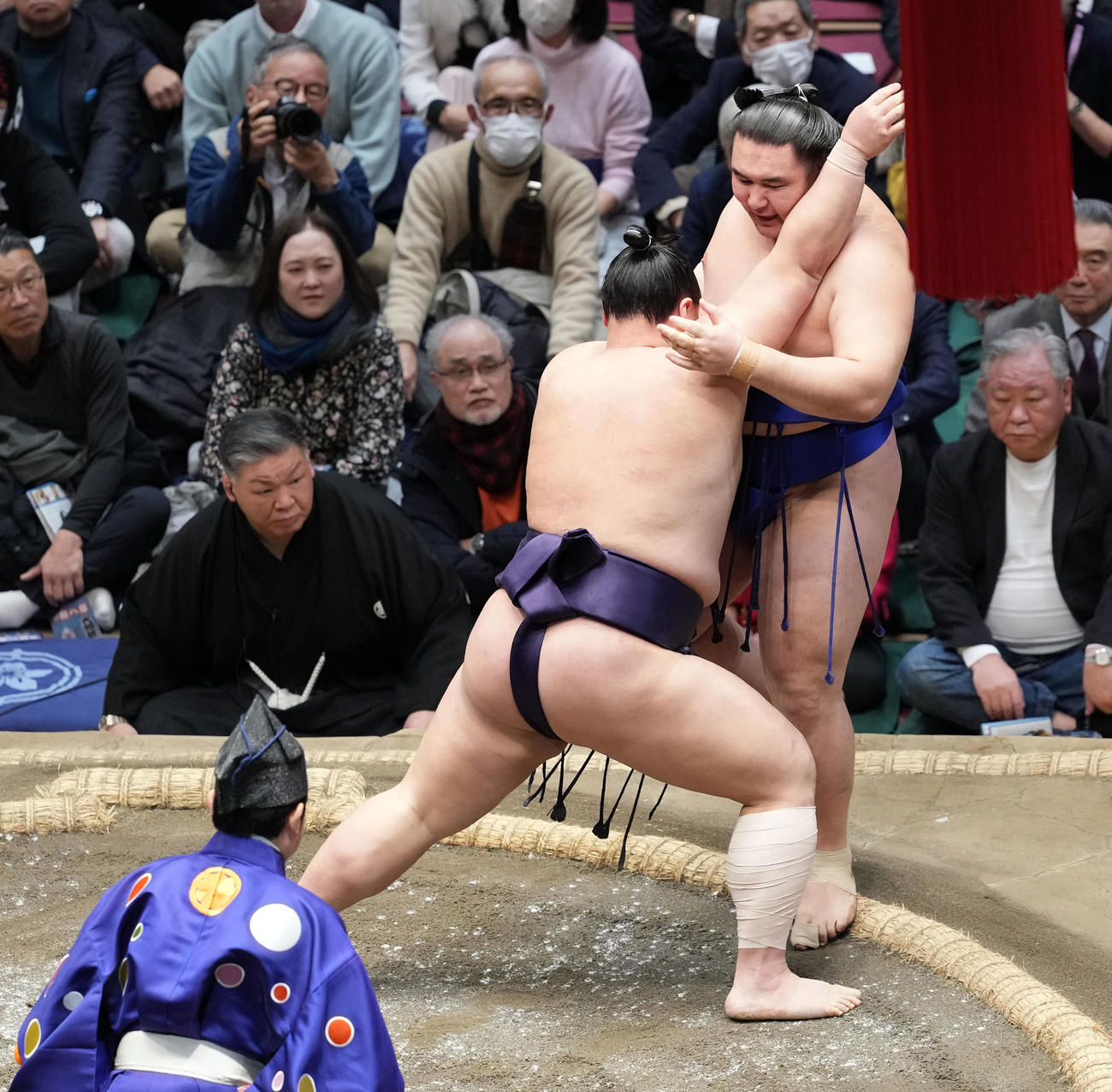 欧勝馬（右）に押し出しで勝った義ノ富士（撮影・たえ見朱実）