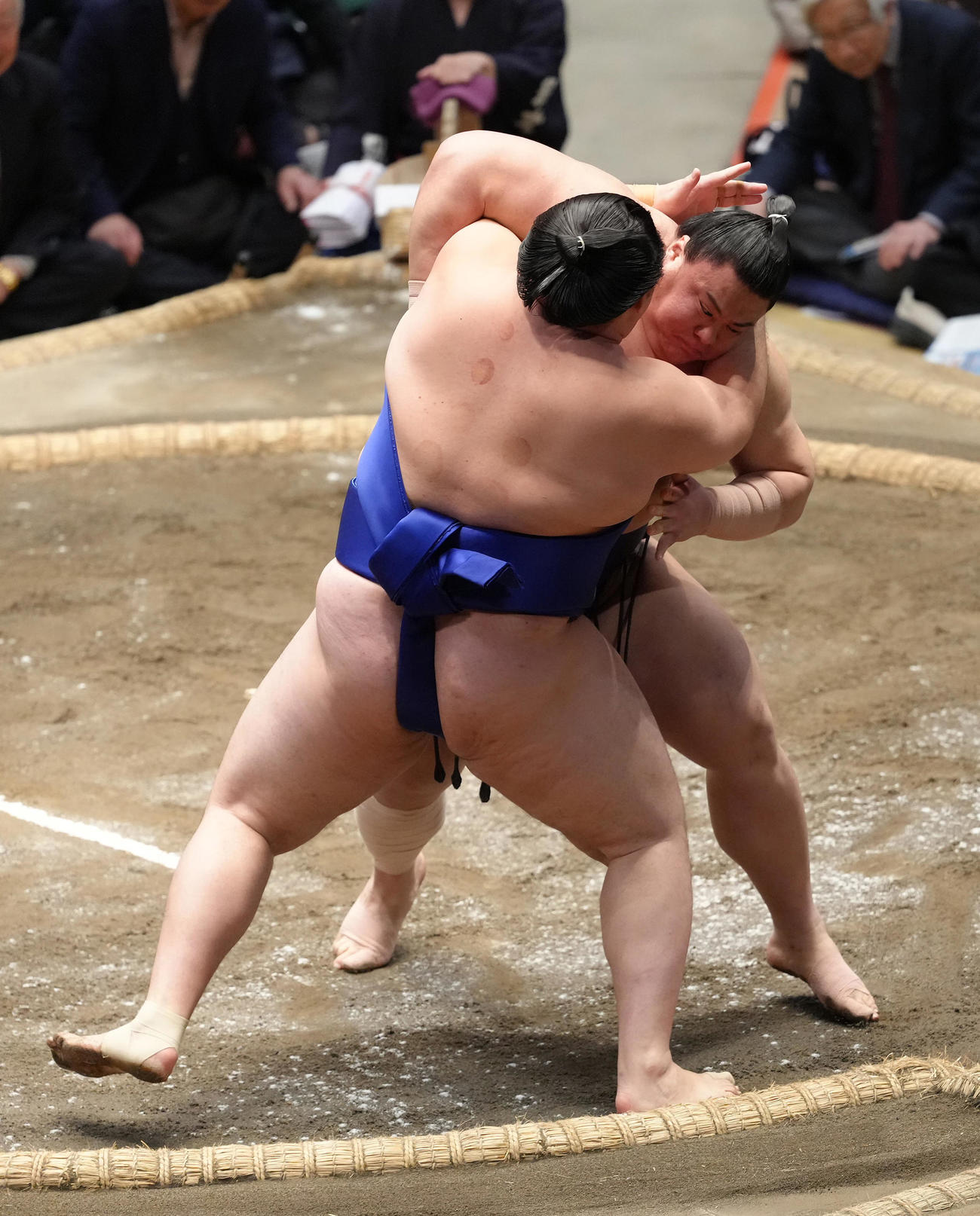 欧勝馬（手前）を押し出しで破る義ノ富士（撮影・足立雅史）