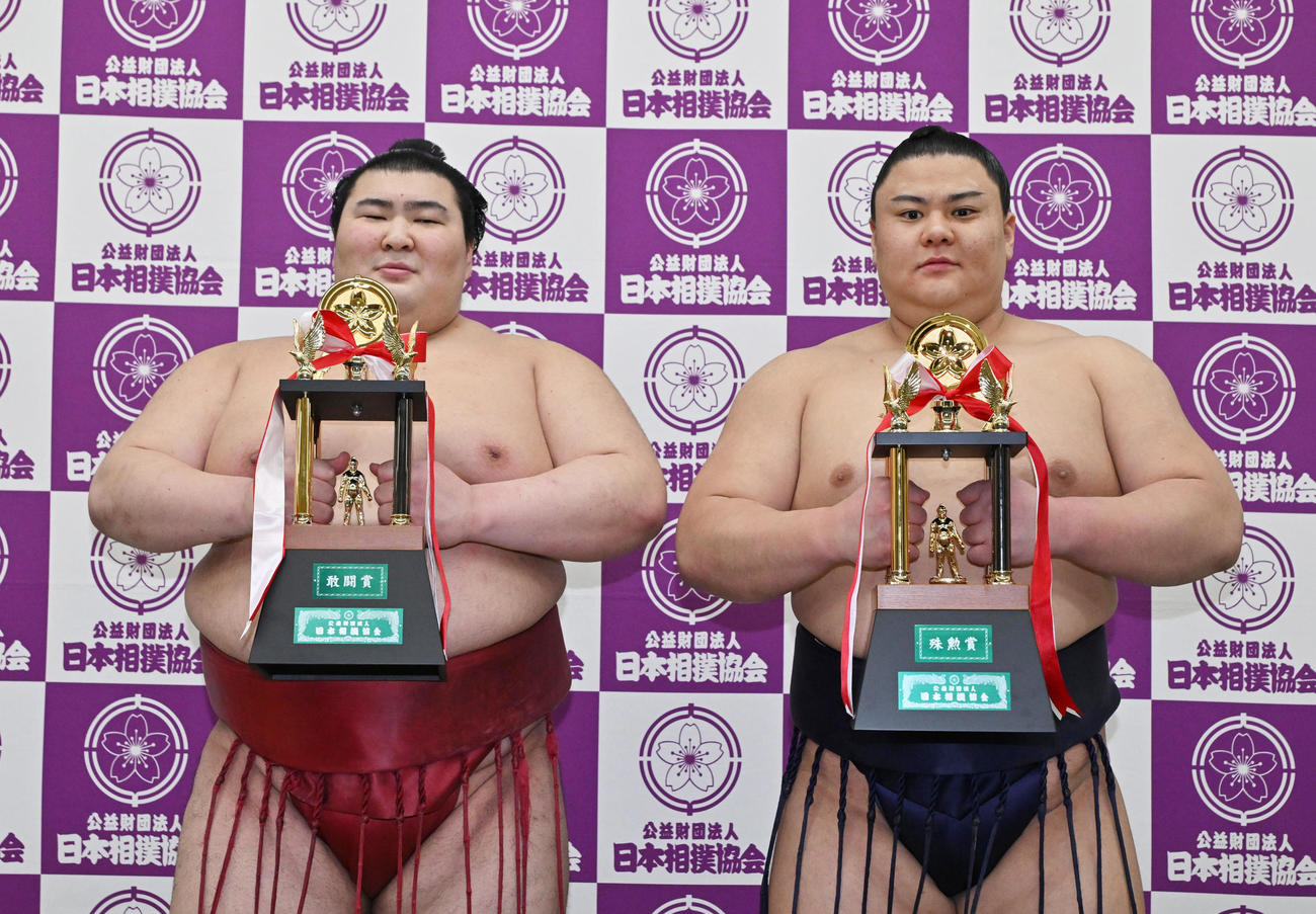 大相撲初場所で三賞を受賞した敢闘賞の熱海富士（左）と殊勲賞の義ノ富士（代表撮影）
