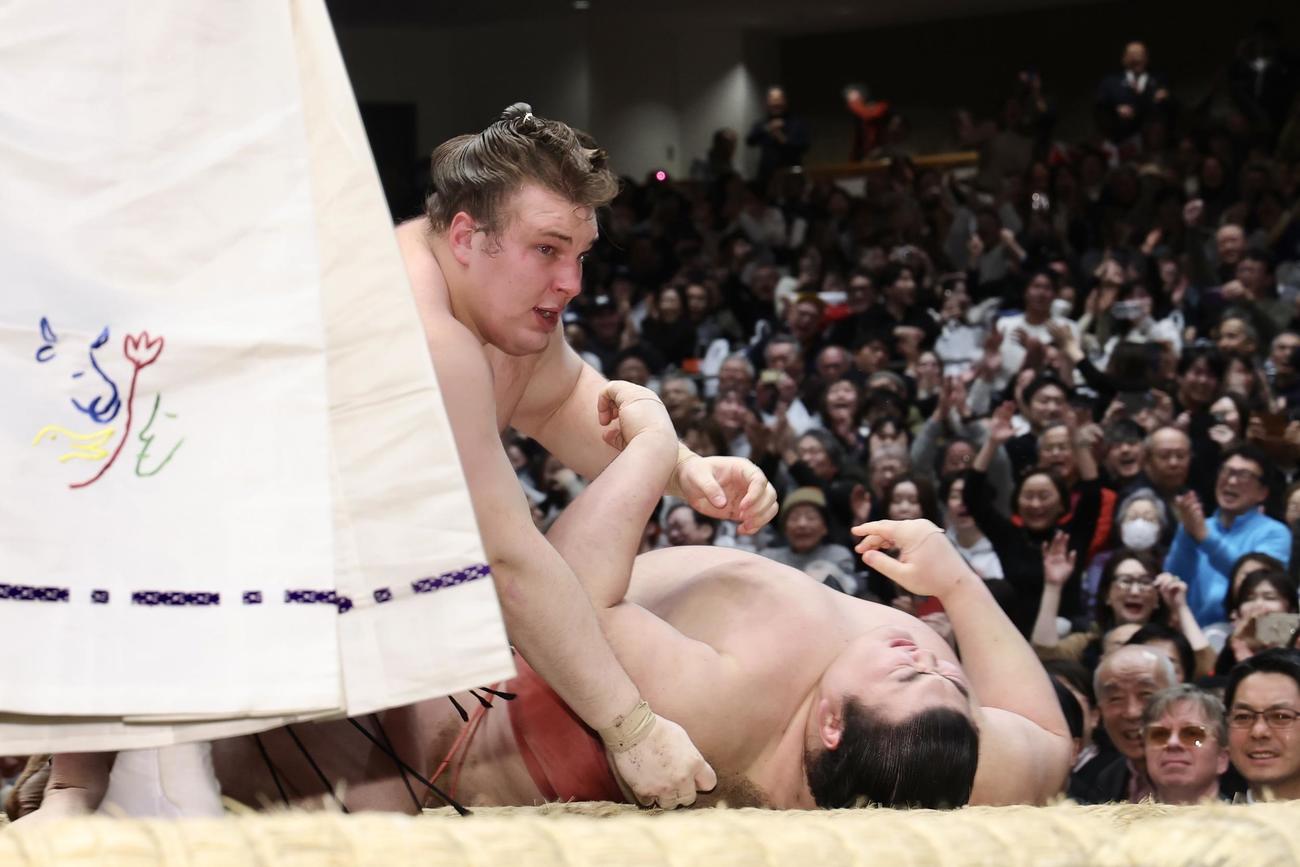 優勝決定戦で、熱海富士（右）を首投げで破り幕内優勝を決める安青錦（撮影・河田真司）