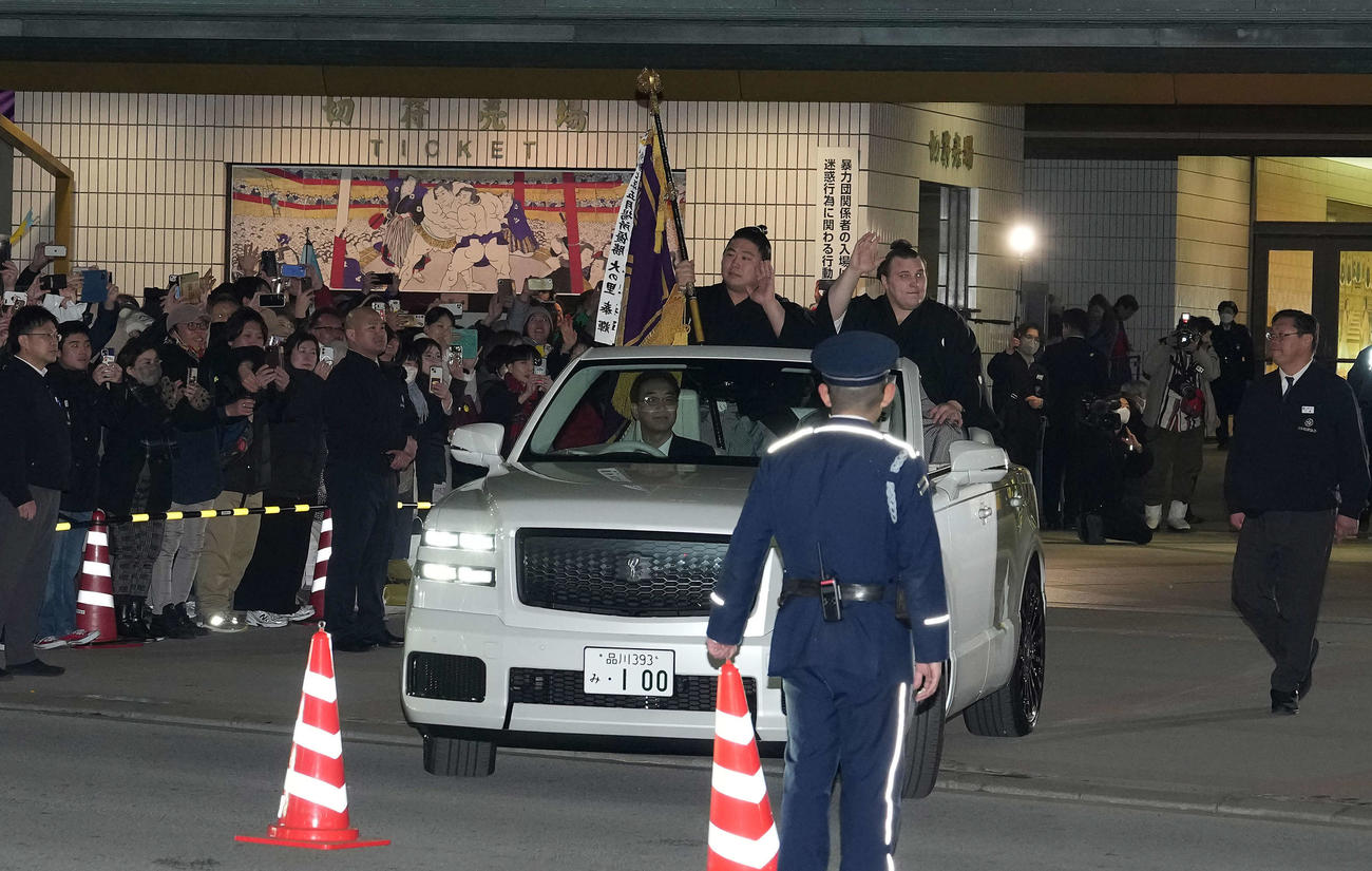 優勝パレードで手を振る安青錦。左は若元春（撮影・たえ見朱実）