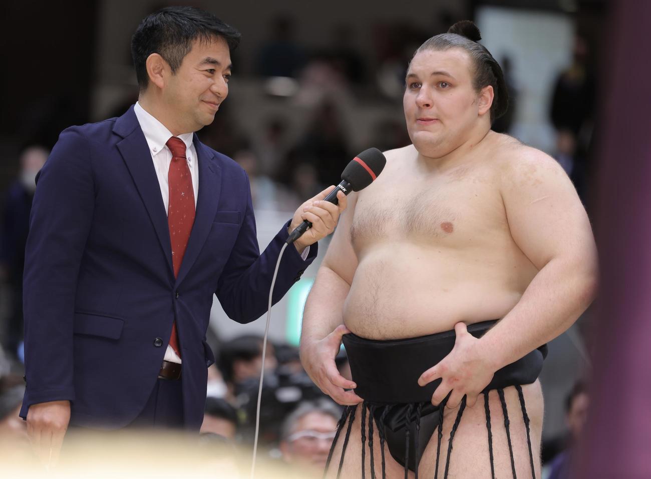 優勝インタビューに臨む安青錦（右）（撮影・河田真司）