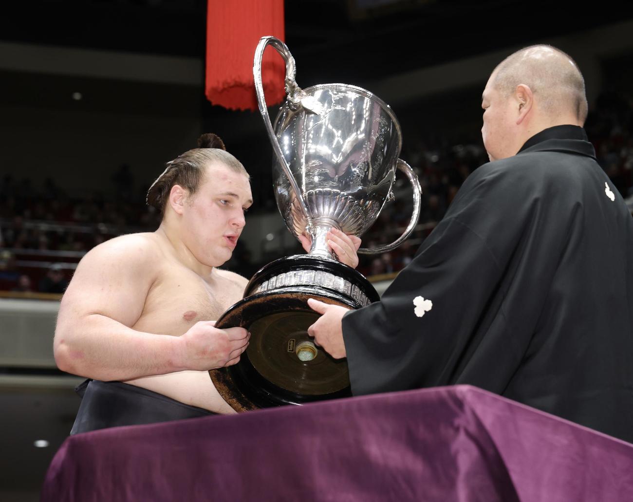 八角理事長（右）から賜盃を受ける安青錦（撮影・河田真司）