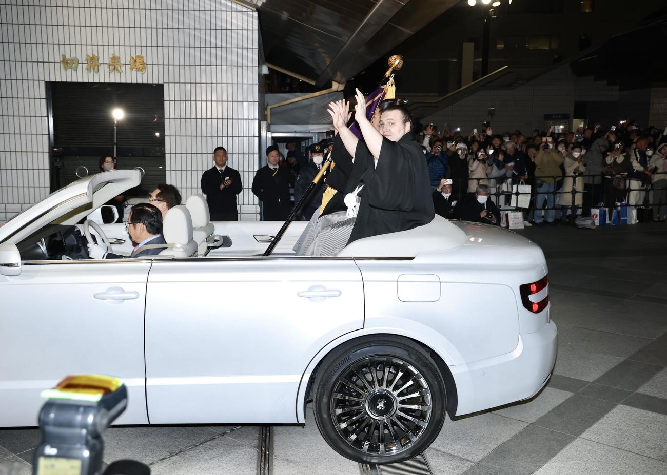 笑顔で優勝パレードに臨む安青錦（中央）（撮影・河田真司）