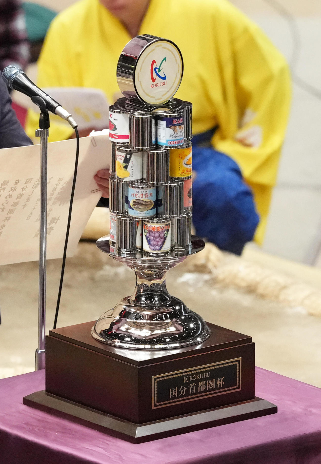 優勝した安青錦に贈られた国分首都圏杯（撮影・足立雅史）