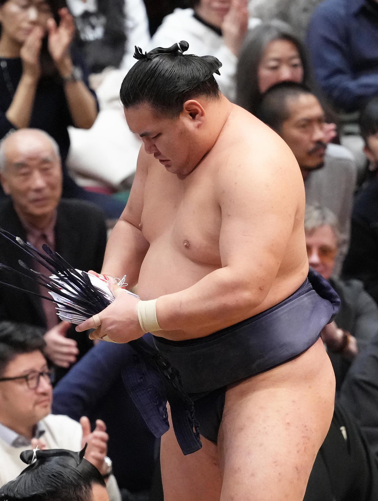 大の里を寄り切りで破り懸賞を手に引き揚げる豊昇龍（撮影・足立雅史）