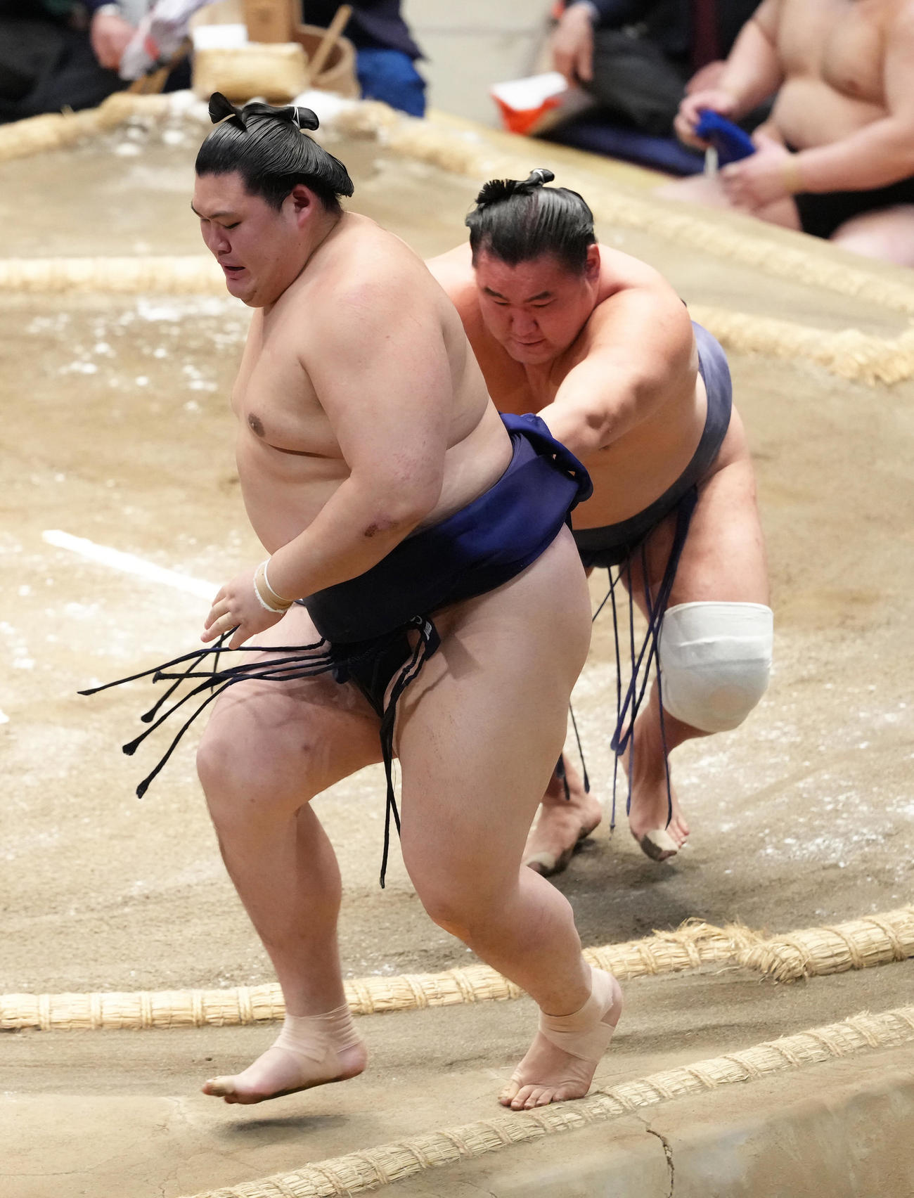 豊昇龍（右）は大の里を寄り切りで破る（撮影・足立雅史）