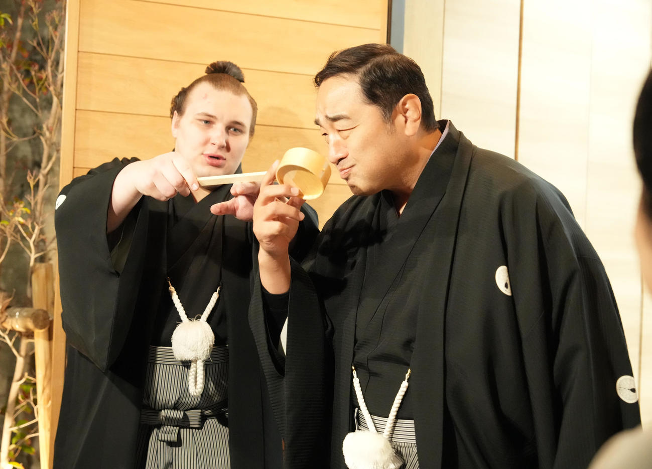 師匠の安治川親方（右）に水を付ける安青錦（撮影・小沢裕）