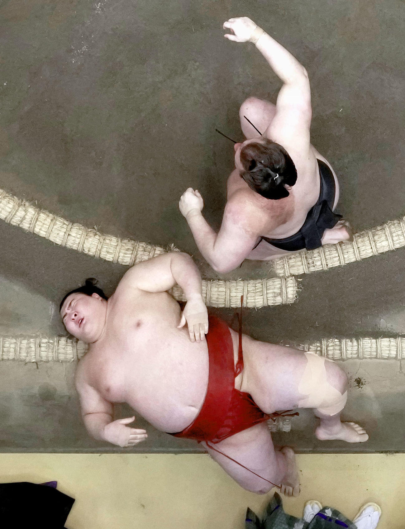 優勝決定戦で熱海富士（下）が首投げで安青錦に敗れる＝両国国技館（共同）