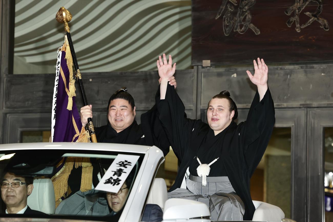 笑顔で優勝パレードに臨む安青錦（右）と旗手の若元春（撮影・河田真司）