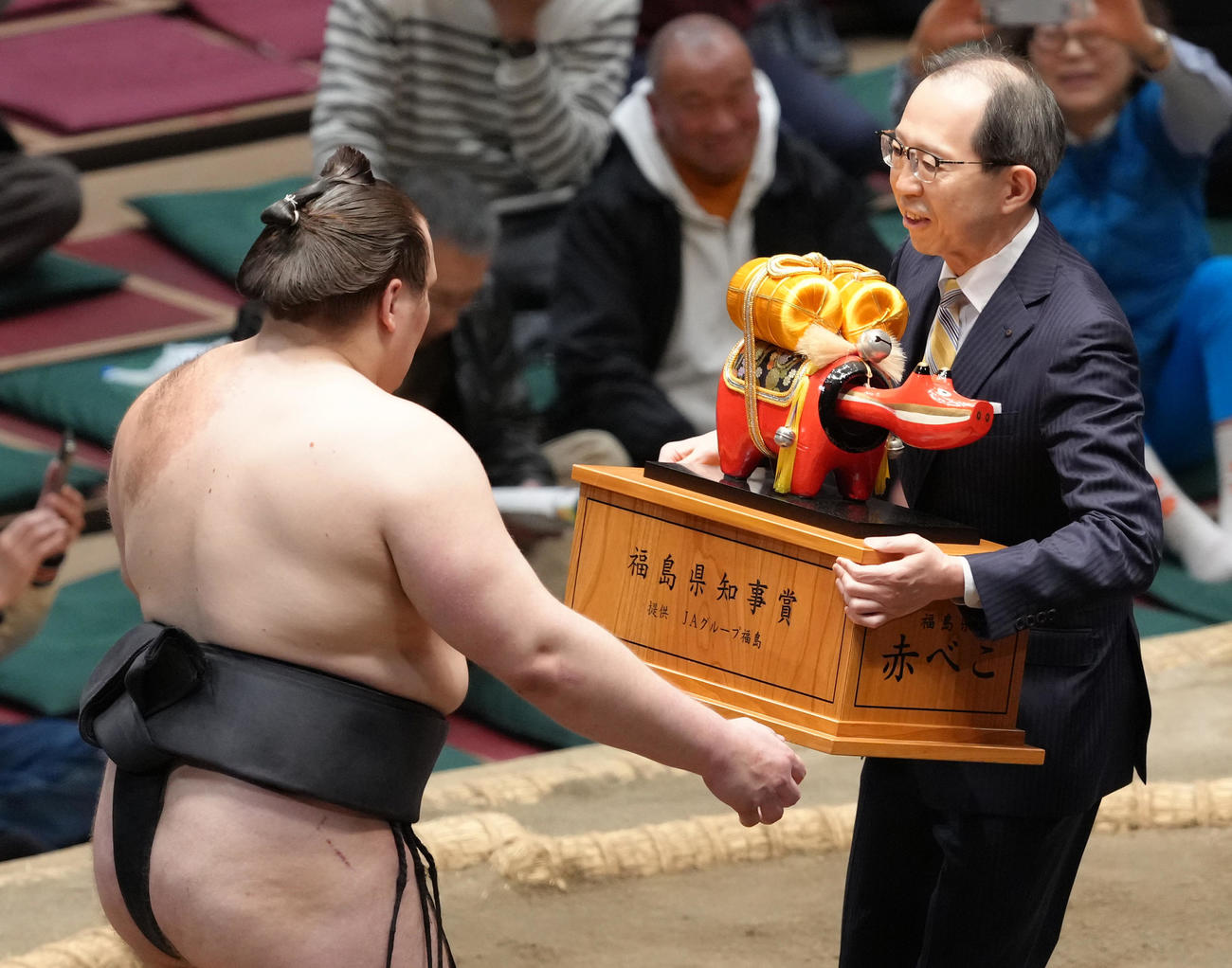 優勝した安青錦は福島県知事賞の赤べこのトロフィーを受け取る（撮影・足立雅史）