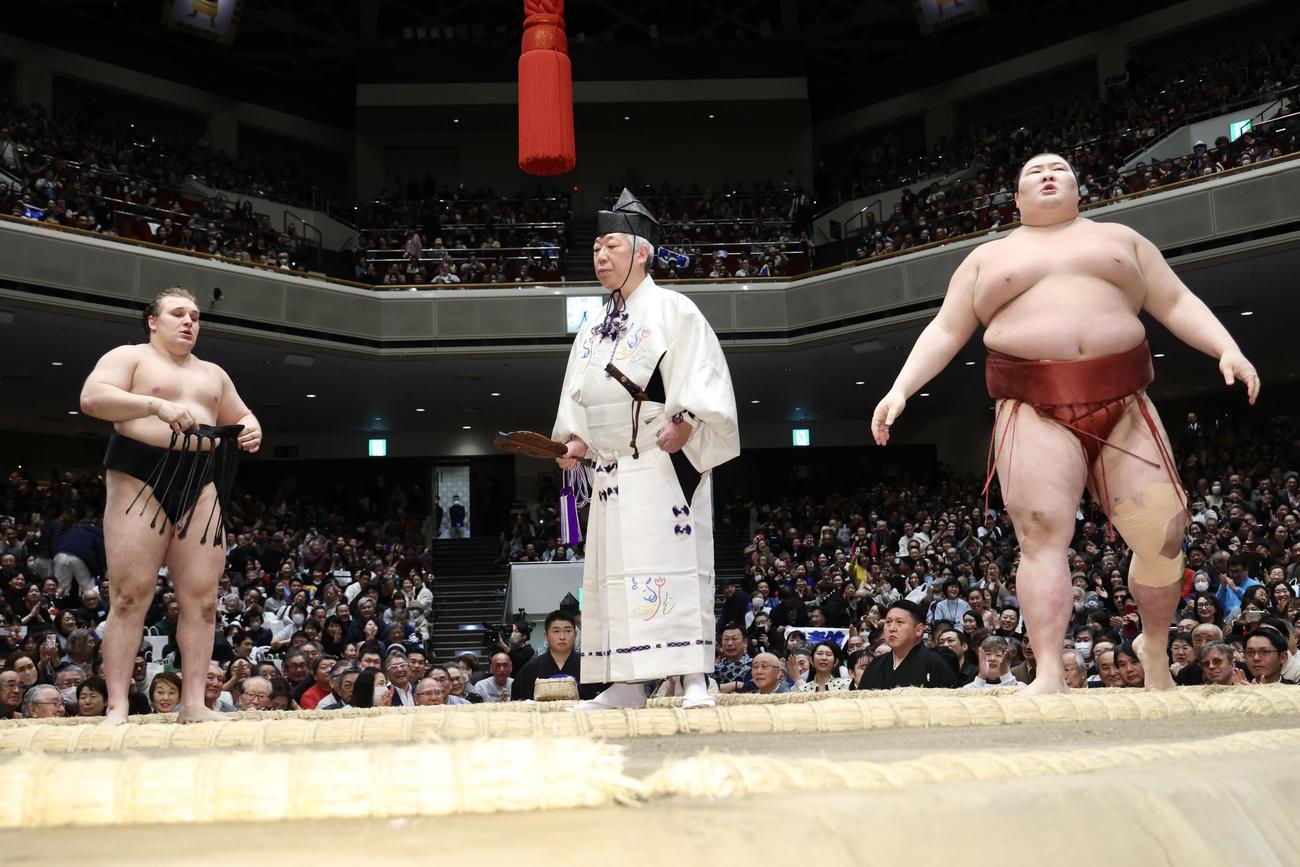 優勝決定戦で、熱海富士（右）を首投げで破り幕内優勝を決める安青錦（撮影・河田真司）