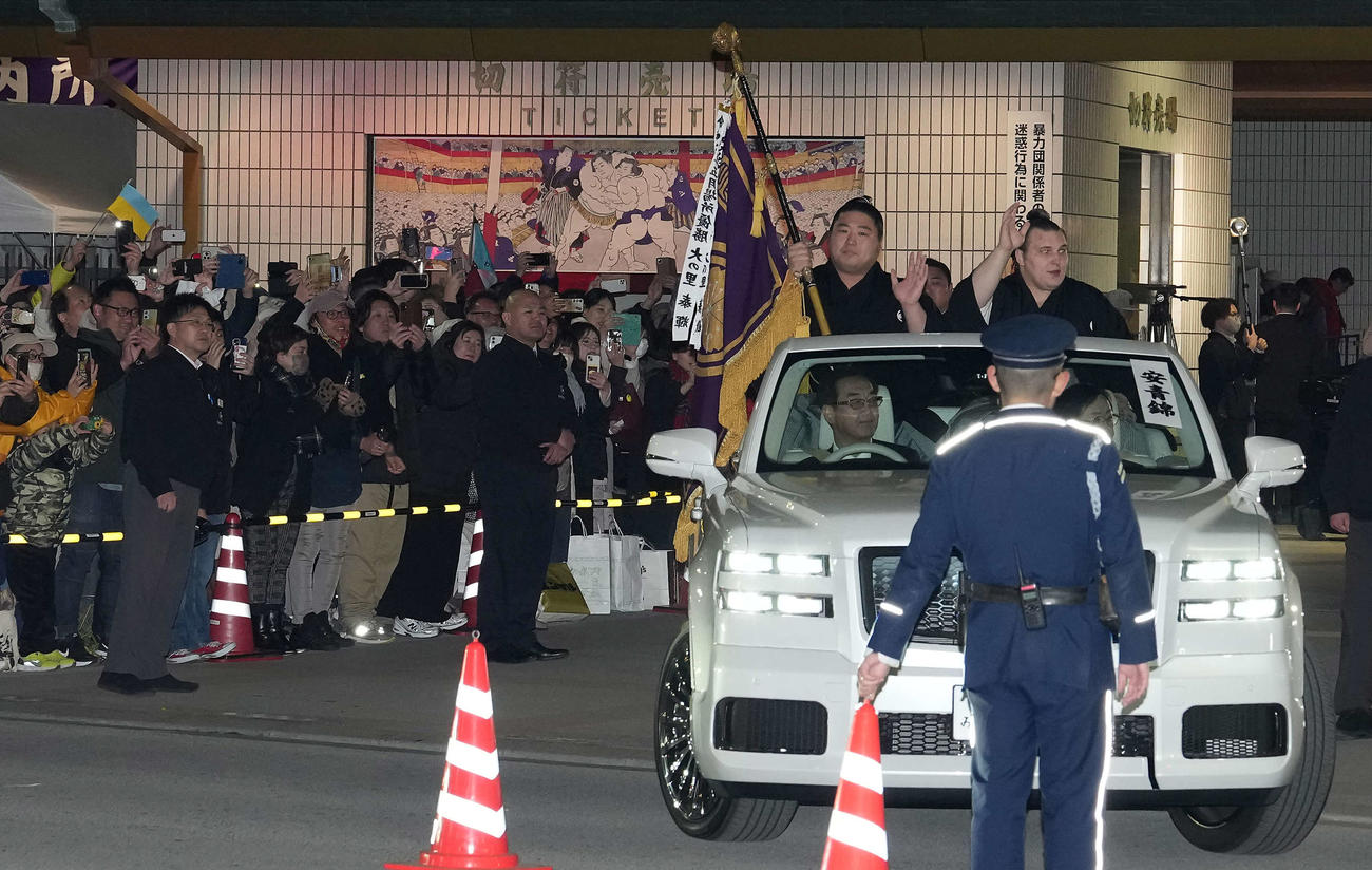 優勝パレードで手を振る安青錦。左は若元春（撮影・たえ見朱実）