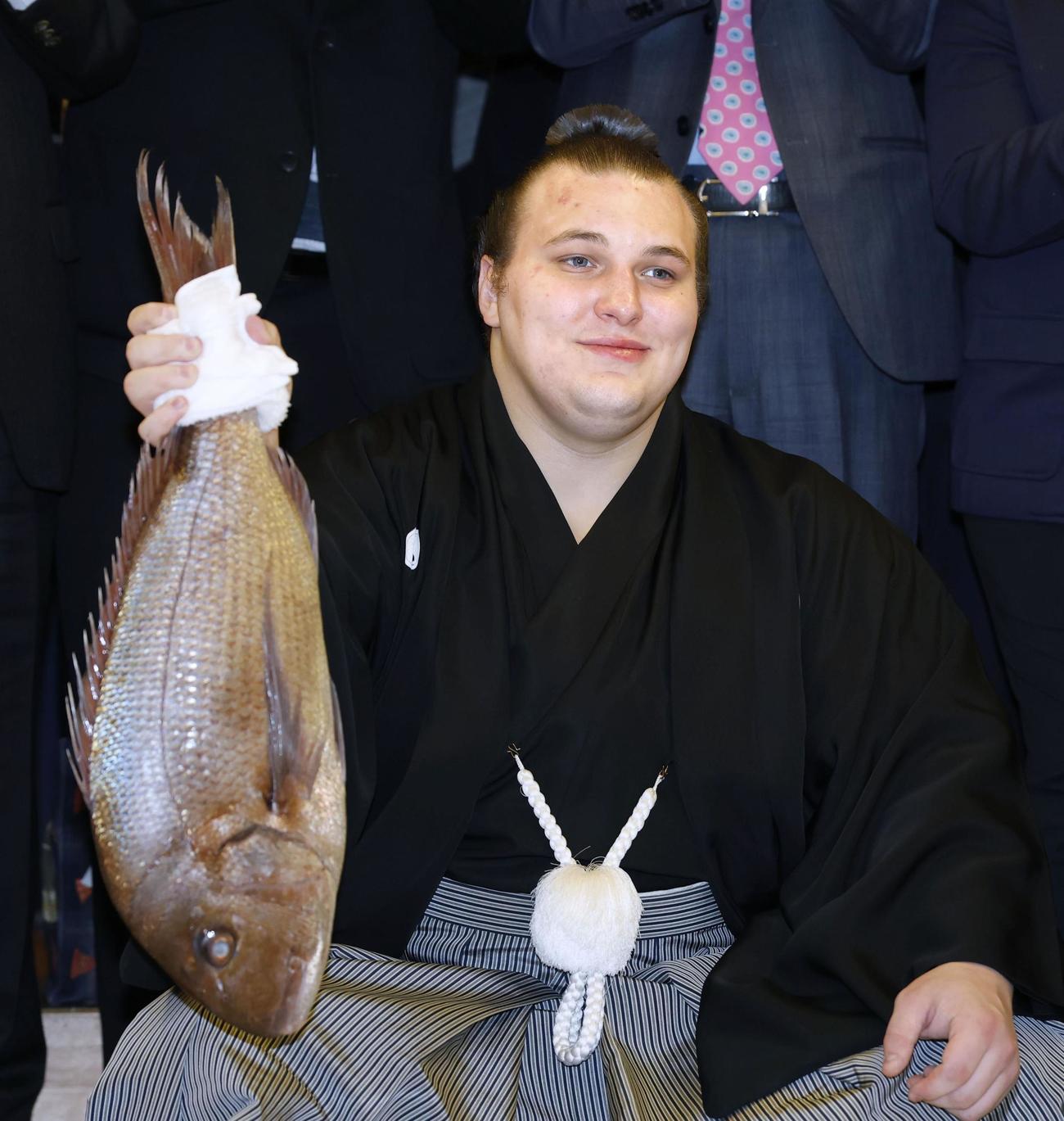 大相撲初場所で2場所連続優勝を果たし、祝勝会でタイを手にする安青錦（共同）
