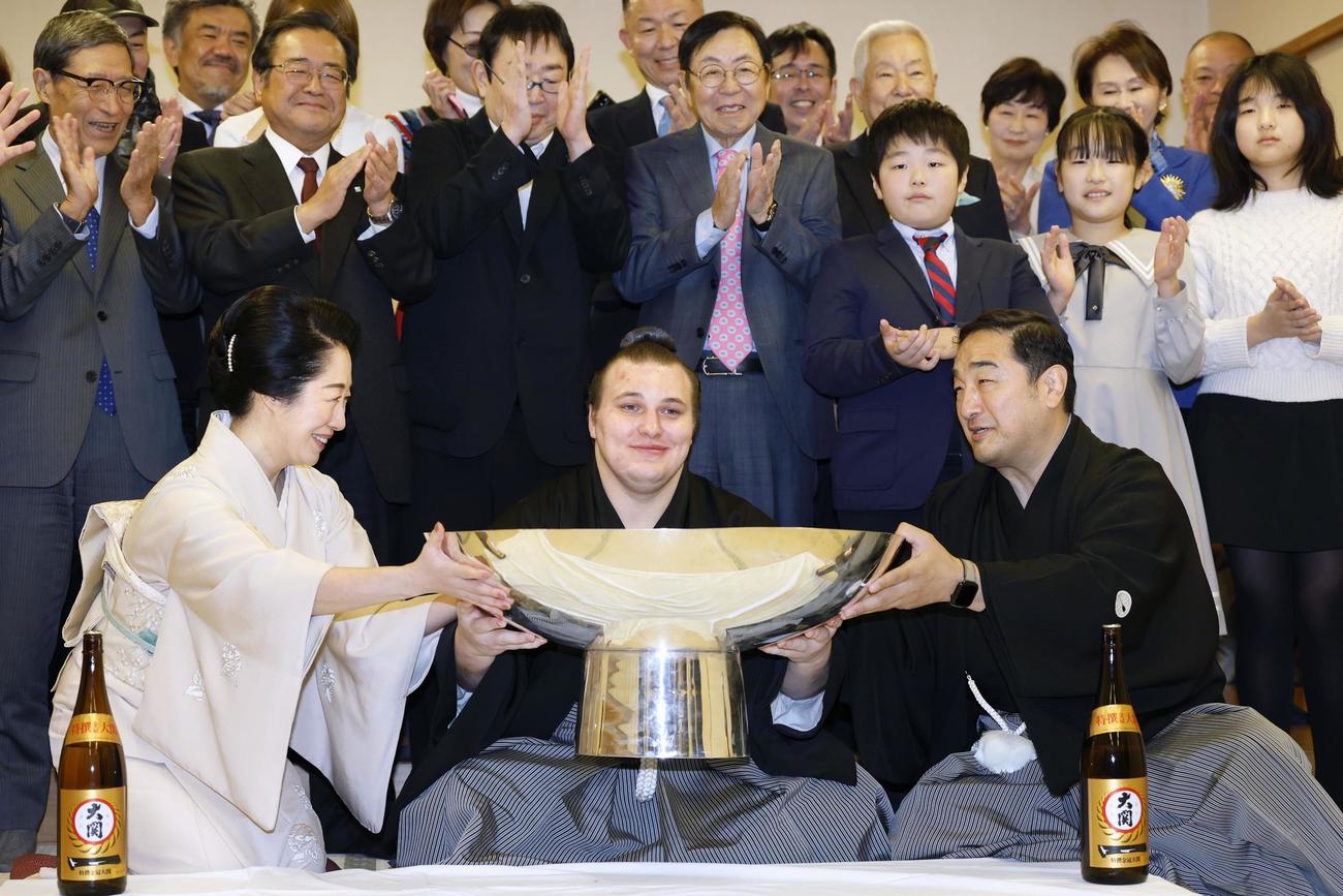 2場所連続優勝を果たし、祝勝会で笑顔を見せる安青錦（共同）
